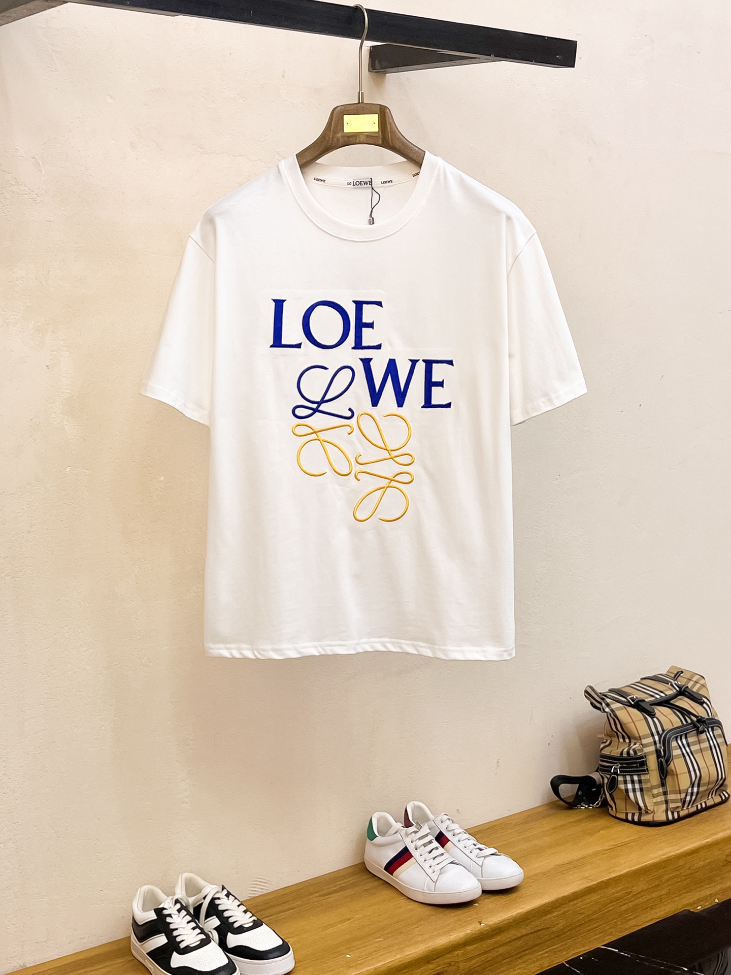 NO:482365,Luo Yiwei's new short-sleeved T-shirt in summer 2025, the personalized art series exclusively launched on the entire network. The versatile details are perfectly processed and pure cotton fabric is very exquisite. Original fabric. The same high-quality and comfortable hand feels very fashionable and personalized. A super versatile and beautiful style for men and women. The same color is black and white. The number of numbers M-3XL, loewe, T-shirt,tees, t-shirt,alexander wang19860909罗意威2025夏季新款短袖T恤,个性艺术系列全网独家首发 百搭款细节处理完美纯棉面料十分精致 原版面料 网红明星同款高版本 高品质手感非常舒服 时尚又个性 超级百搭好看的一款男女同款颜色黑、白 码数M-3XL,,loewe,T-shirt,tees，t-shirt,alexander wang,Men's clothing