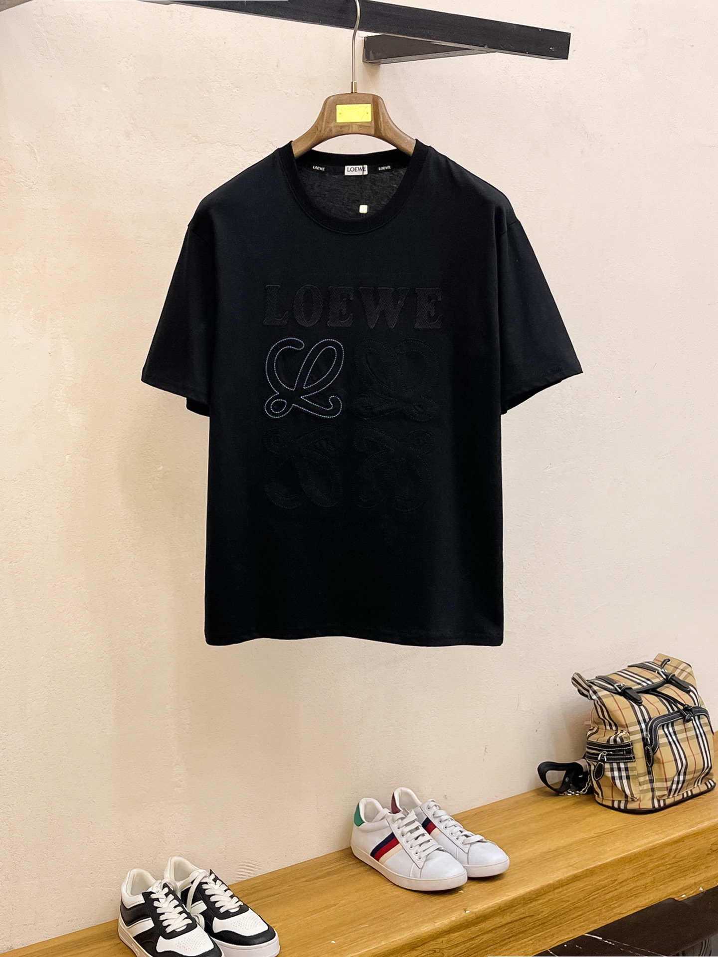 NO:443617,Luo Yiwei's new short-sleeved T-shirt in summer, exclusive first on the entire network. The versatile details are perfectly processed and pure cotton fabric is very exquisite. Original fabric. The same high-quality and comfortable hand feels very fashionable and personalized. A super versatile and beautiful style for men and women. The same color is black and white. The number of numbers M-3XL, loewe, T-shirt,tees, t-shirt,alexander wang19860909罗意威夏季新款短袖T恤,个性艺术系列全网独家首发 百搭款细节处理完美纯棉面料十分精致 原版面料 网红明星同款高版本 高品质手感非常舒服 时尚又个性 超级百搭好看的一款男女同款颜色黑、白 码数M-3XL,,loewe,T-shirt,tees，t-shirt,alexander wang,Men's clothing