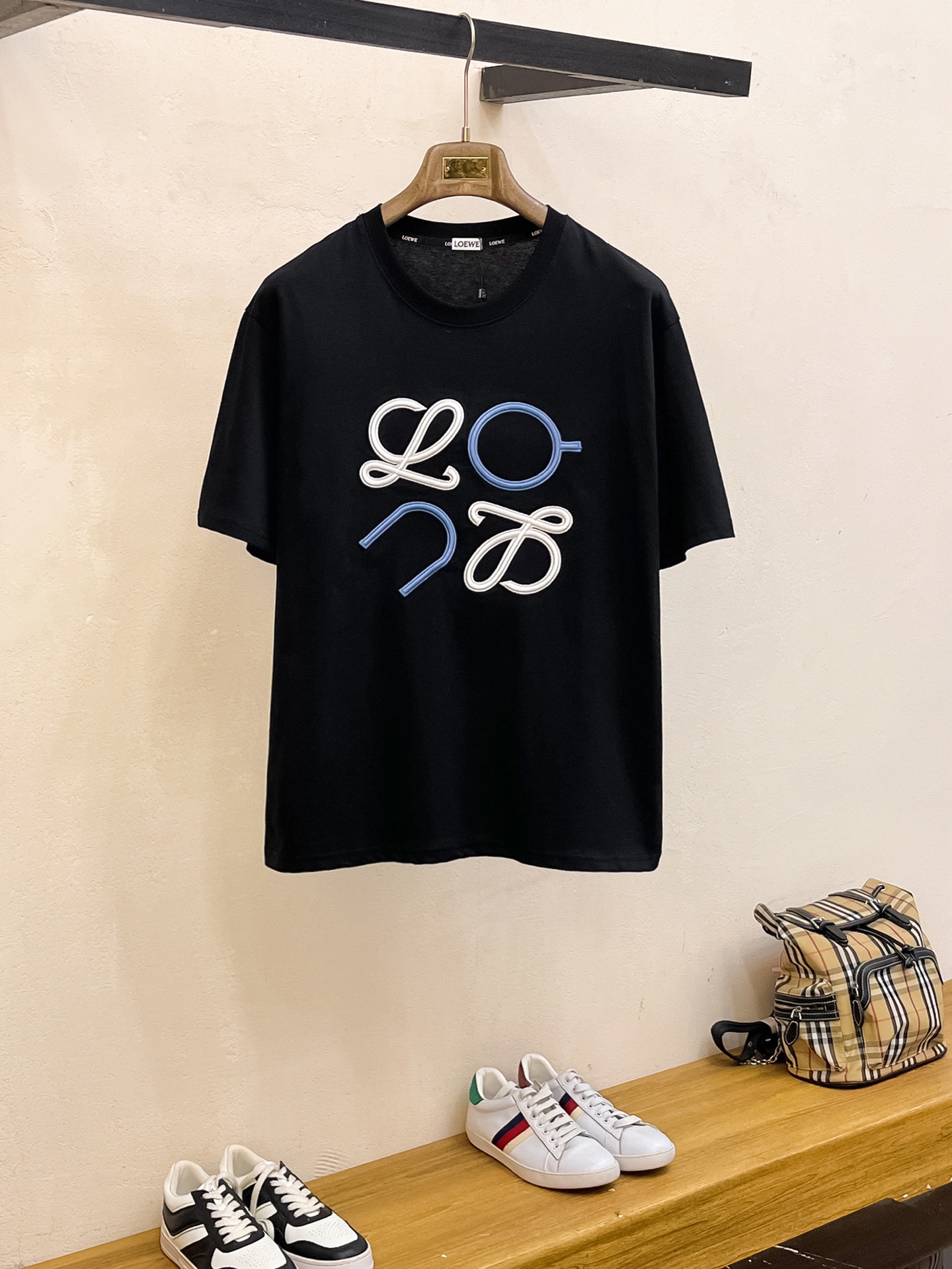 NO:443651,Luo Yiwei's new short-sleeved T-shirt in summer, exclusive first on the entire network. The versatile details are perfectly processed and pure cotton fabric is very exquisite. Original fabric. The same high-quality and comfortable hand feels very fashionable and personalized. A super versatile and beautiful style for men and women. The same color is black and white. The number of numbers M-3XL, loewe, T-shirt,tees, t-shirt,alexander wang19860909罗意威夏季新款短袖T恤,个性艺术系列全网独家首发 百搭款细节处理完美纯棉面料十分精致 原版面料 网红明星同款高版本 高品质手感非常舒服 时尚又个性 超级百搭好看的一款男女同款颜色黑、白 码数M-3XL,,loewe,T-shirt,tees，t-shirt,alexander wang,Men's clothing