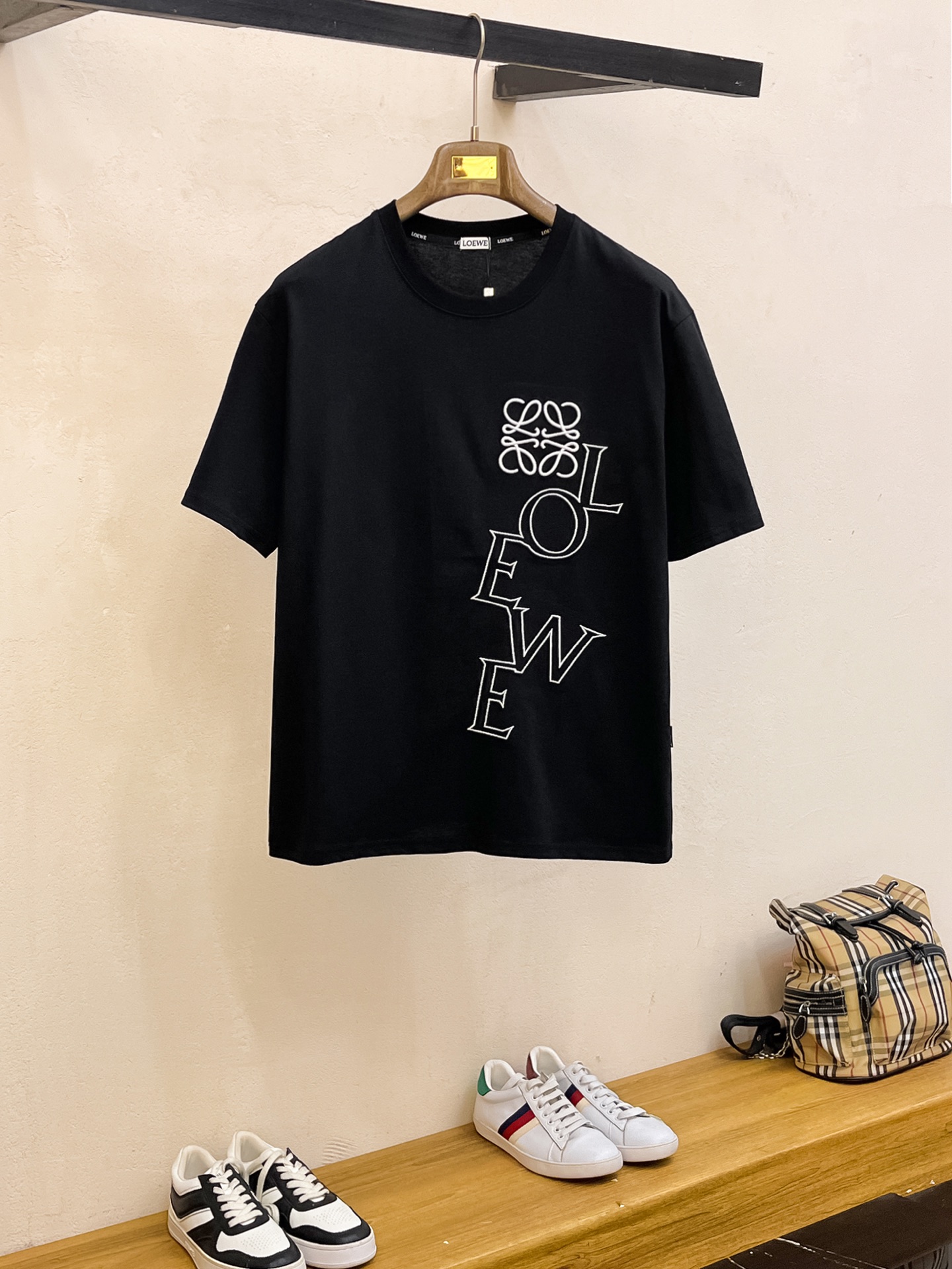 NO:443634,Luo Yiwei's new short-sleeved T-shirt in summer, exclusive first on the entire network. The versatile details are perfectly processed and pure cotton fabric is very exquisite. Original fabric. The same high-quality and comfortable hand feels very fashionable and personalized. A super versatile and beautiful style for men and women. The same color is black and white. The number of numbers M-3XL, loewe, T-shirt,tees, t-shirt,alexander wang19860909罗意威夏季新款短袖T恤,个性艺术系列全网独家首发 百搭款细节处理完美纯棉面料十分精致 原版面料 网红明星同款高版本 高品质手感非常舒服 时尚又个性 超级百搭好看的一款男女同款颜色黑、白 码数M-3XL,,loewe,T-shirt,tees，t-shirt,alexander wang,Men's clothing