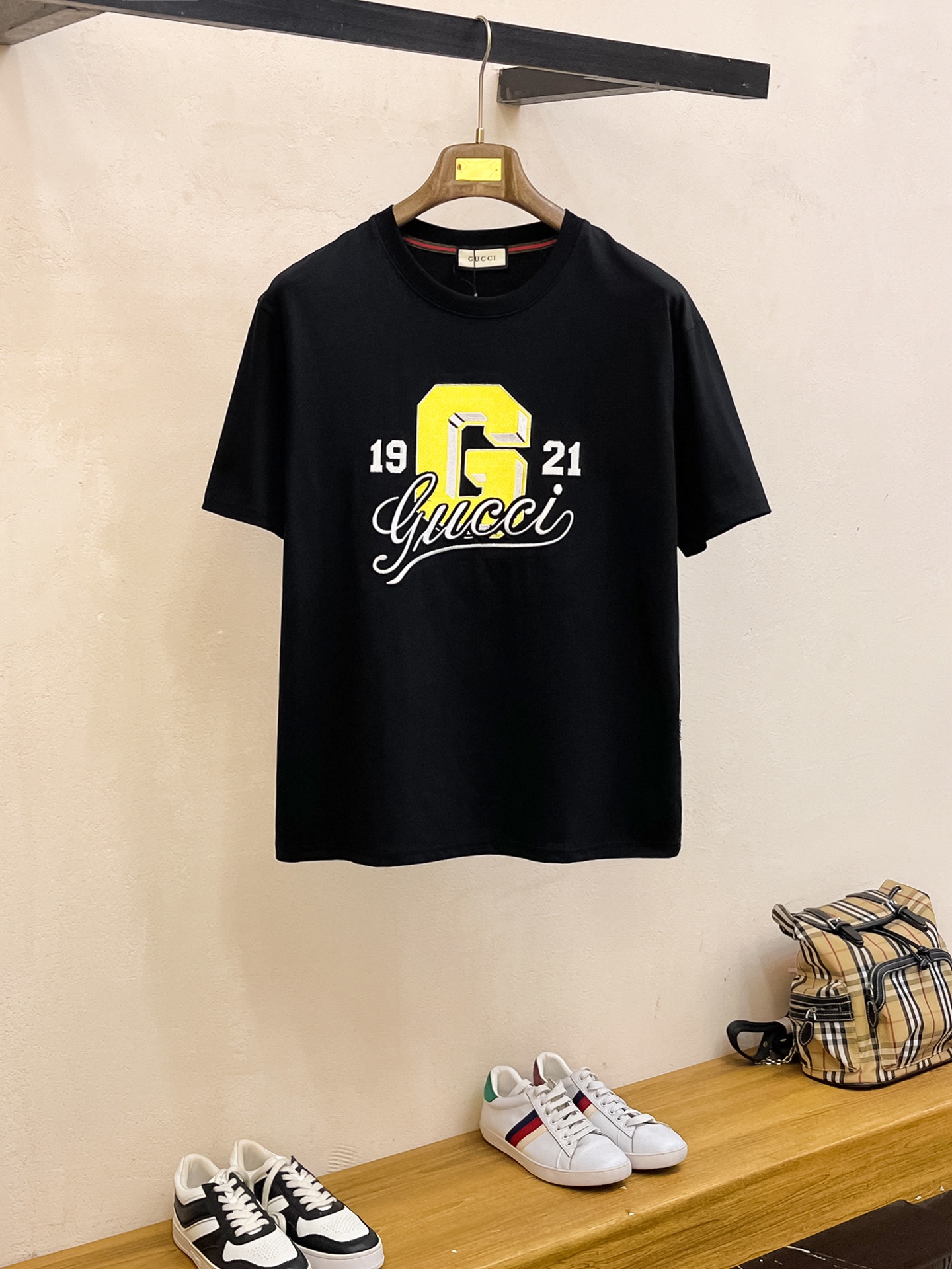 NO:443660,Gucci summer new short-sleeved T-shirt, personalized art series exclusively released on the entire network. The versatile details are perfectly processed and pure cotton fabric is very exquisite. Original fabric. The same high-quality and comfortable hand feels very fashionable and personalized. A super versatile and beautiful style for men and women. The same color is black and white. The number of codes M-3XL, gucci, T-shirt,tees, t-shirt,alexander wang19860909古驰夏季新款短袖T恤,个性艺术系列全网独家首发 百搭款细节处理完美纯棉面料十分精致 原版面料 网红明星同款高版本 高品质手感非常舒服 时尚又个性 超级百搭好看的一款男女同款颜色黑、白 码数M-3XL,,gucci,T-shirt,tees，t-shirt,alexander wang,Men's clothing