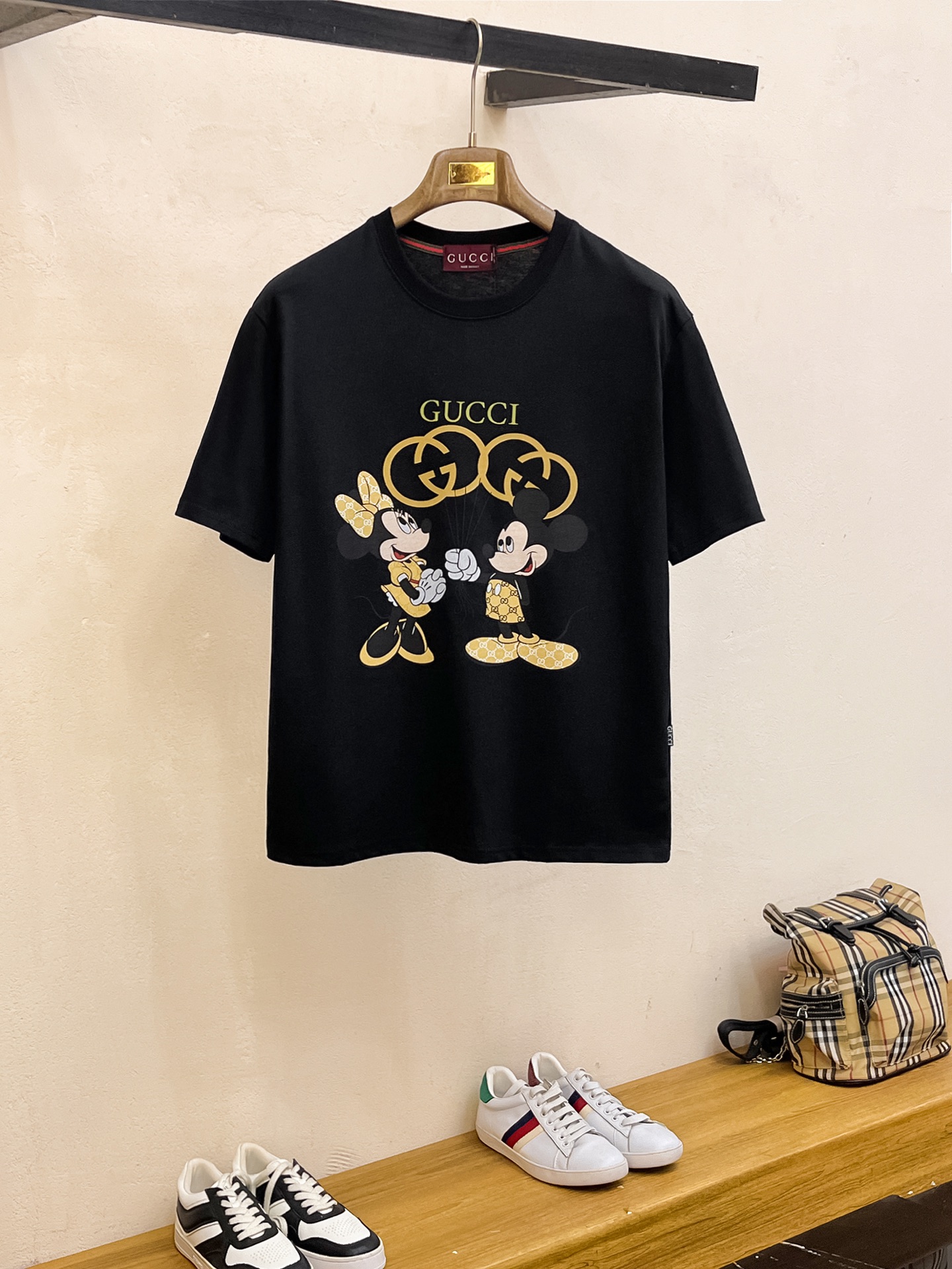 NO:443629,Gucci summer new short-sleeved T-shirt, personalized art series exclusively released on the entire network. The versatile details are perfectly processed and pure cotton fabric is very exquisite. Original fabric. The same high-quality and comfortable hand feels very fashionable and personalized. A super versatile and beautiful style for men and women. The same color is black and white. The number of codes M-3XL, gucci, T-shirt,tees, t-shirt,alexander wang19860909古驰夏季新款短袖T恤,个性艺术系列全网独家首发 百搭款细节处理完美纯棉面料十分精致 原版面料 网红明星同款高版本 高品质手感非常舒服 时尚又个性 超级百搭好看的一款男女同款颜色黑、白 码数M-3XL,,gucci,T-shirt,tees，t-shirt,alexander wang,Men's clothing