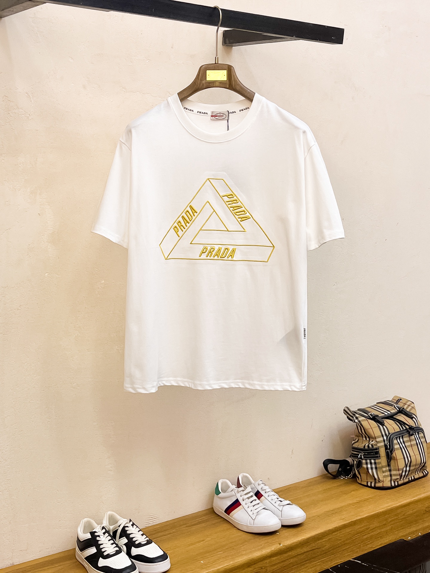 NO:482368,Prada's new short-sleeved T-shirt for summer 2025, the personalized art series exclusively launched on the entire network. The versatile details are perfectly processed and pure cotton fabric is very exquisite. Original fabric. The same high-quality and comfortable hand feels very fashionable and personalized. A super versatile and beautiful style for men and women. The same color is black and white. The number of numbers M-3XL, prada, T-shirt,tees, t-shirt,alexander wang19860909普拉达2025夏季新款短袖T恤,个性艺术系列全网独家首发 百搭款细节处理完美纯棉面料十分精致 原版面料 网红明星同款高版本 高品质手感非常舒服 时尚又个性 超级百搭好看的一款男女同款颜色黑、白 码数M-3XL,,prada,T-shirt,tees，t-shirt,alexander wang,Men's clothing