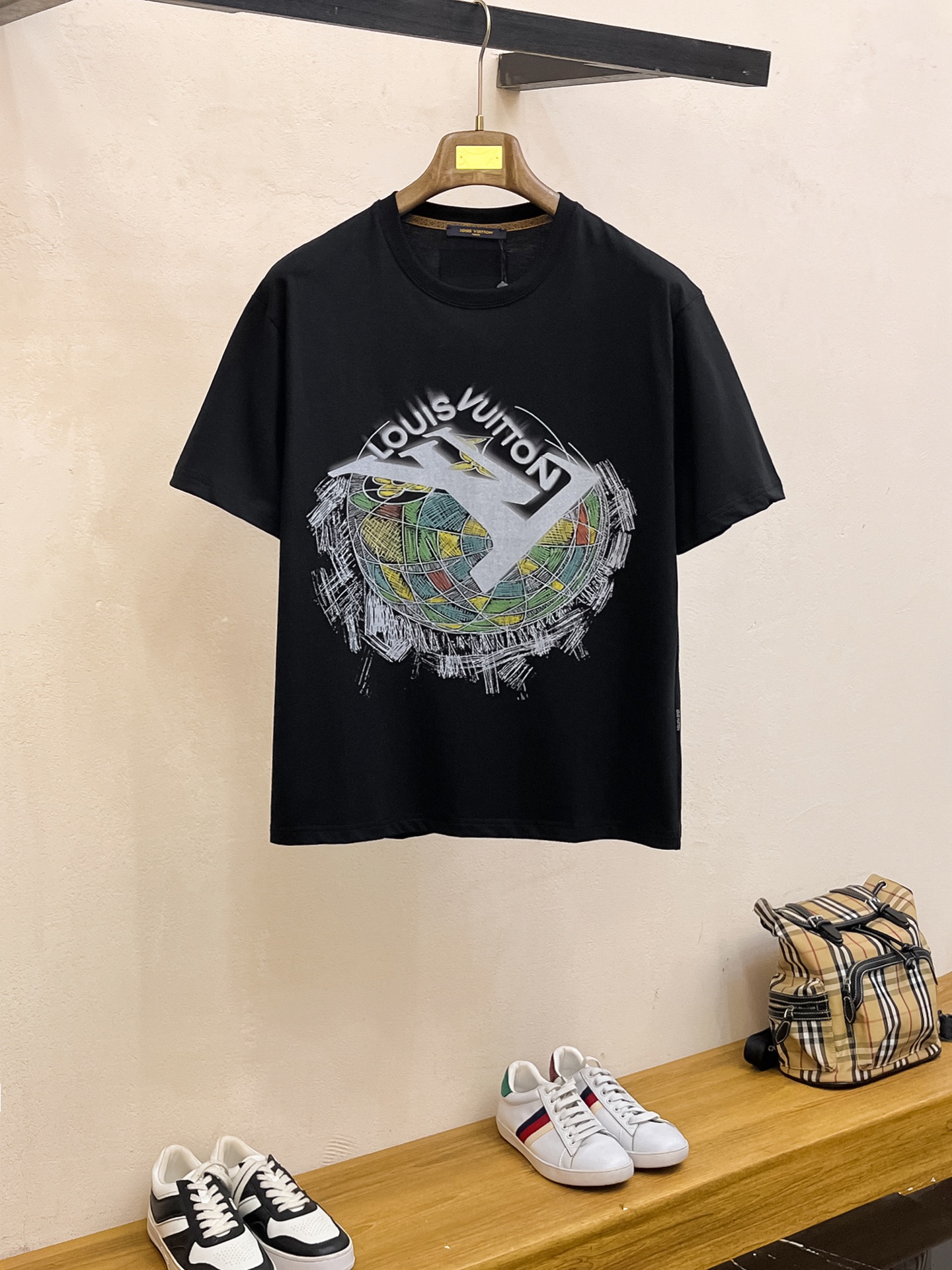 NO:445903,LV2025 summer new short-sleeved T-shirt, the personalized art series exclusively released on the entire network. The versatile details are perfectly processed and pure cotton fabric is very exquisite. Original fabric. The same high-quality and comfortable hand feels very fashionable and personalized. A super versatile and beautiful style for men and women. The same color is black and white. The number of numbers M-3XL, louis vuitton, T-shirt,tees, t-shirt,alexander wang19860909LV2025夏季新款短袖T恤,个性艺术系列全网独家首发 百搭款细节处理完美纯棉面料十分精致 原版面料 网红明星同款高版本 高品质手感非常舒服 时尚又个性 超级百搭好看的一款男女同款颜色黑、白 码数M-3XL,,louis vuitton,T-shirt,tees，t-shirt,alexander wang,Men's clothing