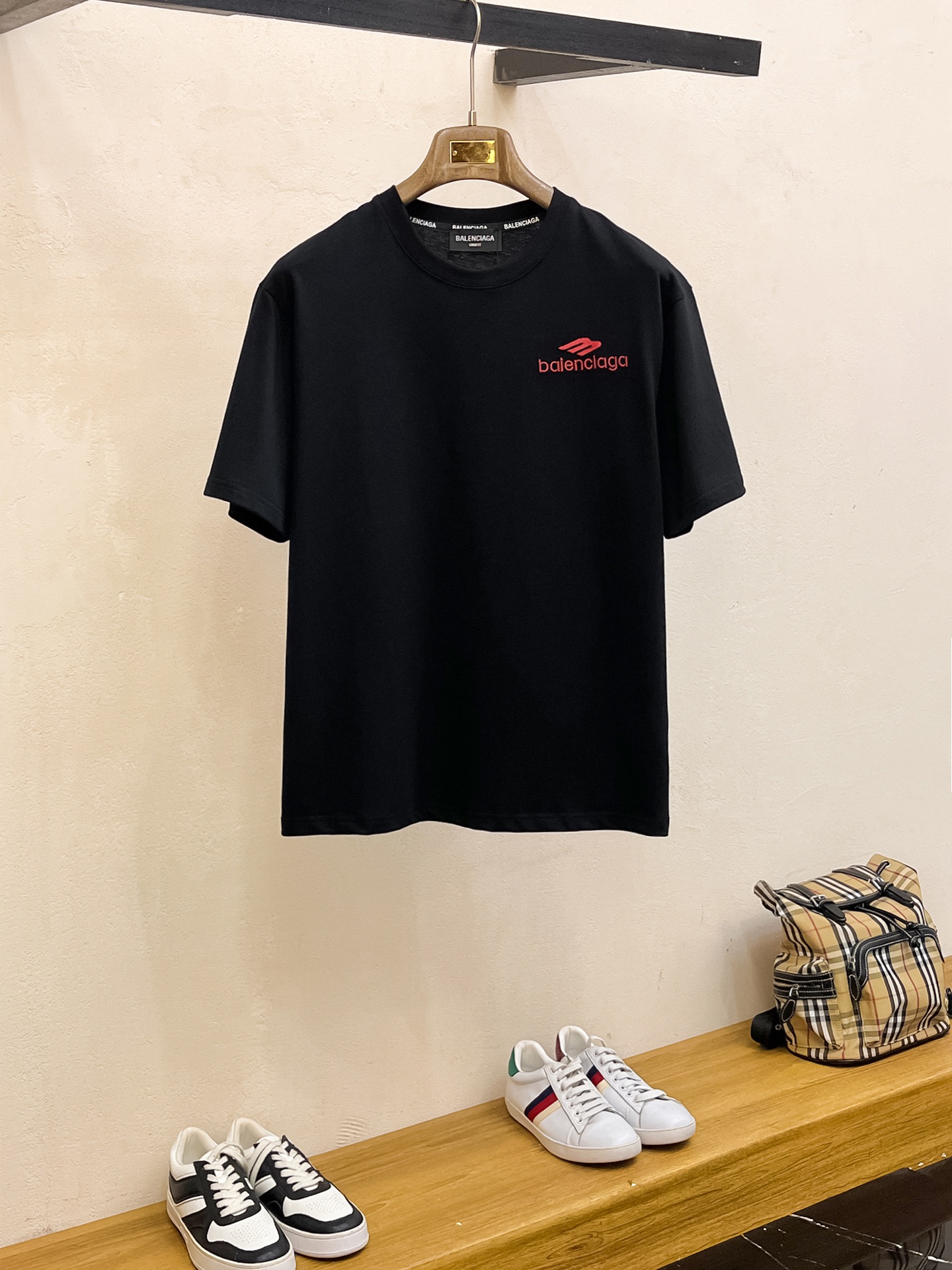 NO:445910,Balenciaga 2025 summer new short-sleeved T-shirt, the personalized art series exclusively released on the entire network. The versatile details are perfectly processed and pure cotton fabric is very exquisite. Original fabric. The same high-quality and comfortable hand feels very fashionable and personalized. A super versatile and beautiful style for men and women. The same color is black and white. M-3XL, balenciaga, T-shirt,tees, t-shirt,alexander wang19860909巴黎世家2025夏季新款短袖T恤,个性艺术系列全网独家首发 百搭款细节处理完美纯棉面料十分精致 原版面料 网红明星同款高版本 高品质手感非常舒服 时尚又个性 超级百搭好看的一款男女同款颜色黑、白 码数M-3XL,,balenciaga,T-shirt,tees，t-shirt,alexander wang,Men's clothing