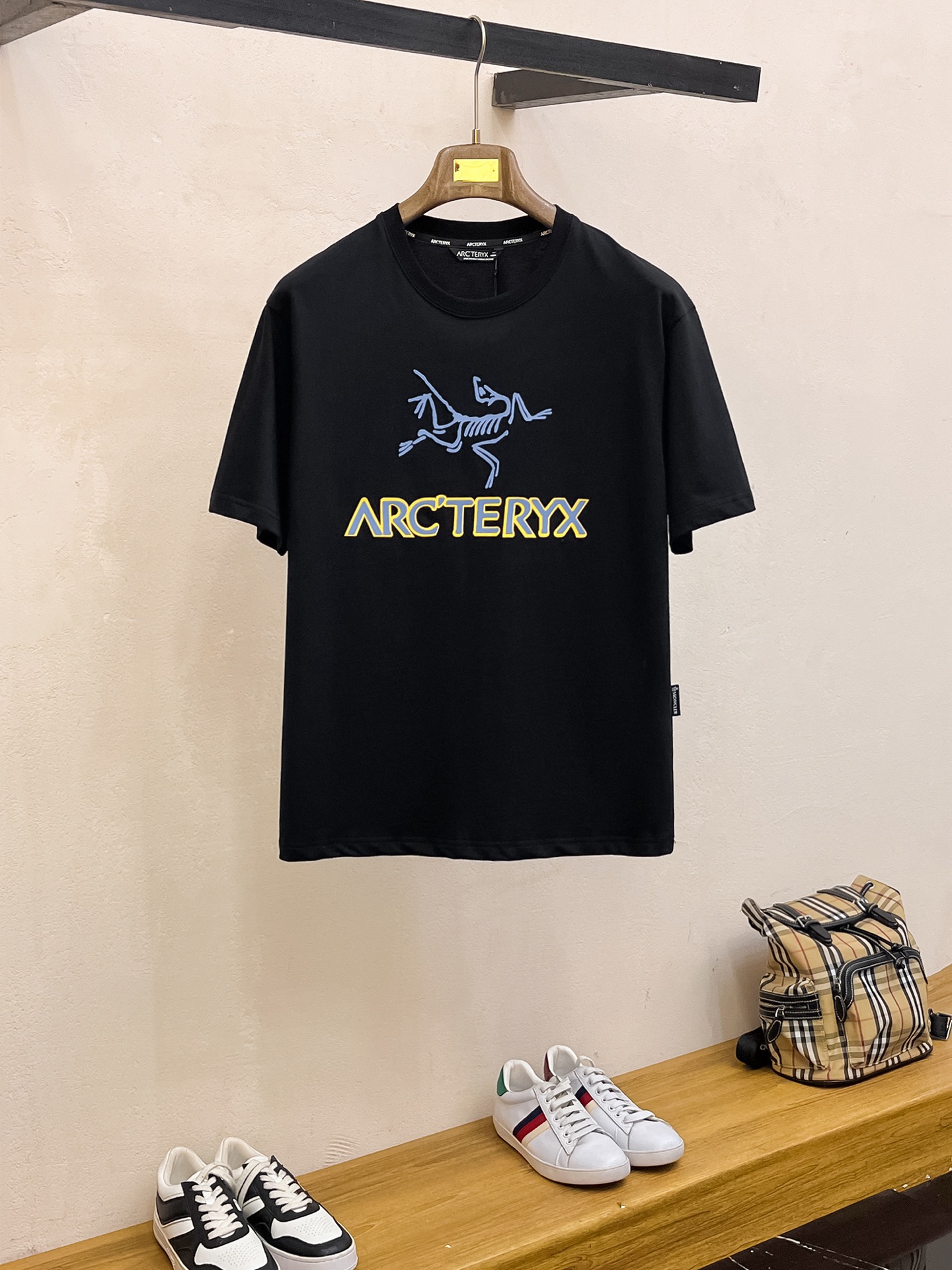 NO:429545,Archaeoptera Bird's new short-sleeved T-shirt in summer 2025, the personalized art series exclusively released on the entire network. The versatile details are perfectly processed and pure cotton fabric is very exquisite. Original fabric. The same high-quality and comfortable hand feels very fashionable and personalized. A super versatile and beautiful style for men and women. The same color is black and white. Number M-3XL, arc'teryx, T-shirt,tees, t-shirt,alexander wang19860909始祖鸟2025夏季新款短袖T恤,个性艺术系列全网独家首发 百搭款细节处理完美纯棉面料十分精致 原版面料 网红明星同款高版本 高品质手感非常舒服 时尚又个性 超级百搭好看的一款男女同款颜色黑、白 码数M-3XL,arc'teryx,T-shirt,tees，t-shirt,alexander wang,Men's clothing