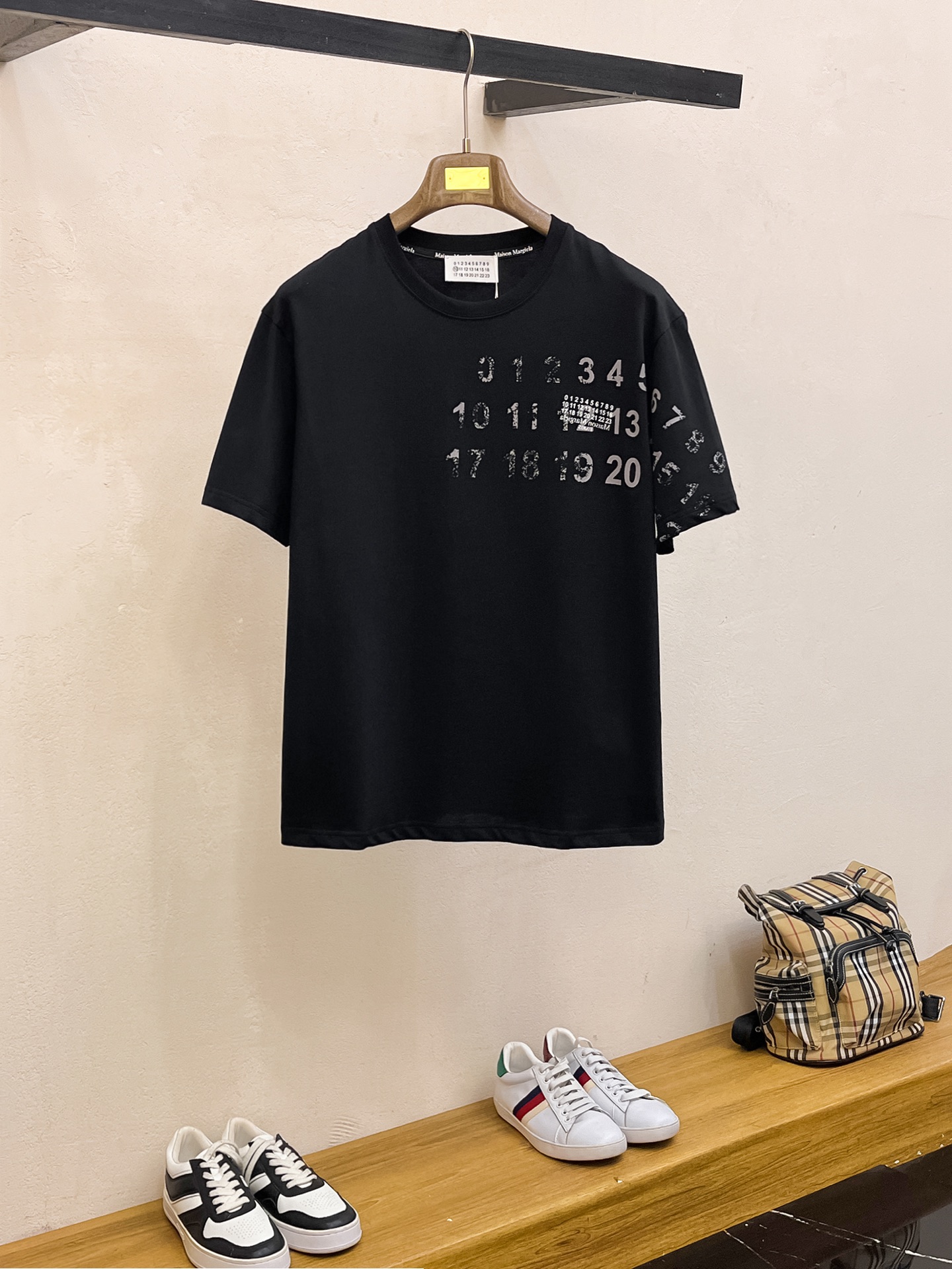 NO:429550,Magila's new short-sleeved T-shirt for summer 2025, the personalized art series exclusively released on the entire network. The versatile details are perfectly processed and pure cotton fabric is very exquisite. Original fabric. The same high-quality and comfortable hand feels very fashionable and personalized. A super versatile and beautiful style for men and women. The same color is black and white. The number of codes M-3XL,,masion margiela,T-shirt,tees,t-shirt,alexander wang19860909马吉拉2025夏季新款短袖T恤,个性艺术系列全网独家首发 百搭款细节处理完美纯棉面料十分精致 原版面料 网红明星同款高版本 高品质手感非常舒服 时尚又个性 超级百搭好看的一款男女同款颜色黑、白 码数M-3XL,,masion margiela,T-shirt,tees，t-shirt,alexander wang,Men's clothing