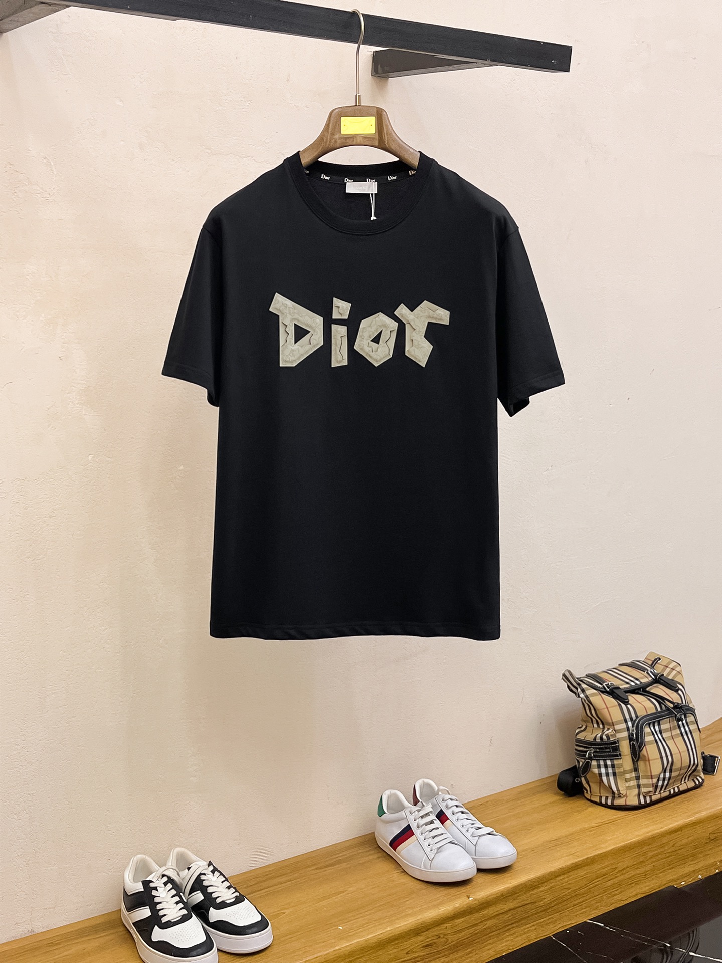 NO:429555,Dior 2025 summer new short-sleeved T-shirt, the personalized art series exclusively launched on the entire network. The versatile details are perfectly processed and pure cotton fabric is very exquisite. Original fabric. The same high-quality and comfortable hand feels very fashionable and personalized. A super versatile and beautiful style for men and women. The same color is black and white. The number of numbers M-3XL, dior, T-shirt,tees, t-shirt,alexander wang19860909迪奥2025夏季新款短袖T恤,个性艺术系列全网独家首发 百搭款细节处理完美纯棉面料十分精致 原版面料 网红明星同款高版本 高品质手感非常舒服 时尚又个性 超级百搭好看的一款男女同款颜色黑、白 码数M-3XL,,dior,T-shirt,tees，t-shirt,alexander wang,Men's clothing