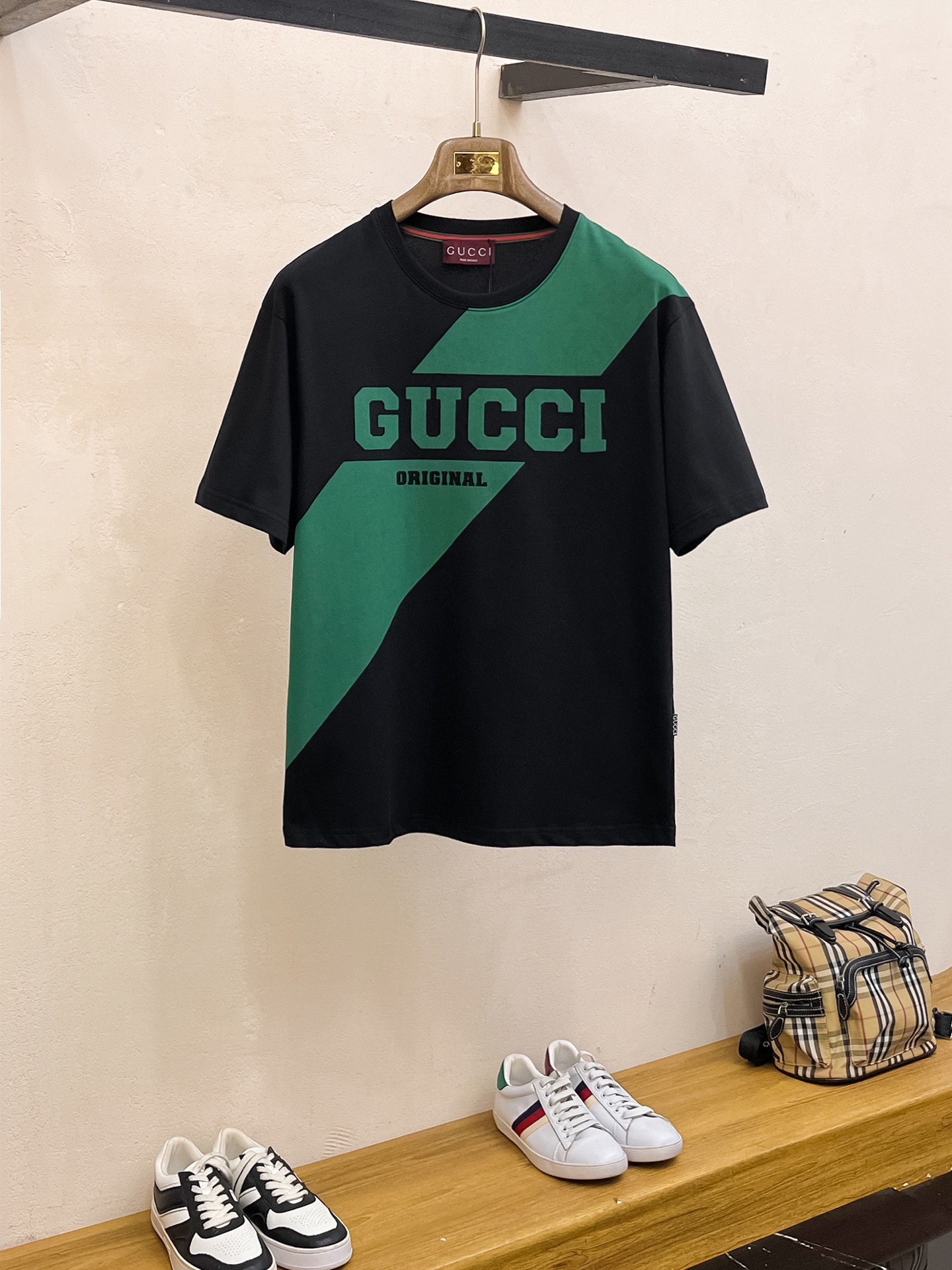 NO:429560,Gucci 2025 summer new short-sleeved T-shirt, the personalized art series exclusively released on the entire network. The versatile details are perfectly processed and pure cotton fabric is very exquisite. Original fabric. The same high-quality and comfortable hand feels very fashionable and personalized. A super versatile and beautiful style for men and women. The same color is black and white. The number of numbers M-3XL, gucci, T-shirt,tees, t-shirt,alexander wang19860909古驰2025夏季新款短袖T恤,个性艺术系列全网独家首发 百搭款细节处理完美纯棉面料十分精致 原版面料 网红明星同款高版本 高品质手感非常舒服 时尚又个性 超级百搭好看的一款男女同款颜色黑、白 码数M-3XL,,gucci,T-shirt,tees，t-shirt,alexander wang,Men's clothing