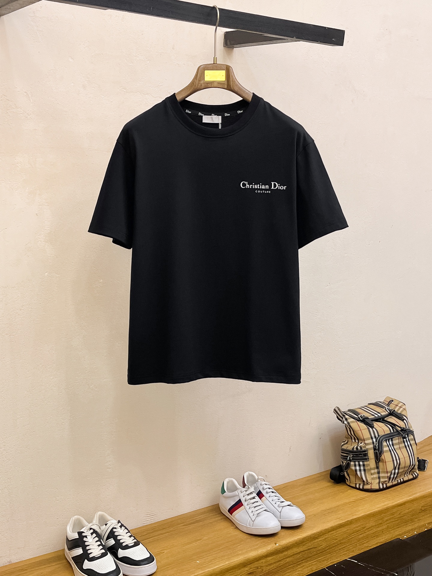 NO:429520,Dior 2025 summer new short-sleeved T-shirt, the personalized art series exclusively launched on the entire network. The versatile details are perfectly processed and pure cotton fabric is very exquisite. Original fabric. The same high-quality and comfortable hand feels very fashionable and personalized. A super versatile and beautiful style for men and women. The same color is black and white. The number of numbers M-3XL, dior, T-shirt,tees, t-shirt,alexander wang19860909迪奥2025夏季新款短袖T恤,个性艺术系列全网独家首发 百搭款细节处理完美纯棉面料十分精致 原版面料 网红明星同款高版本 高品质手感非常舒服 时尚又个性 超级百搭好看的一款男女同款颜色黑、白 码数M-3XL,,dior,T-shirt,tees，t-shirt,alexander wang,Men's clothing