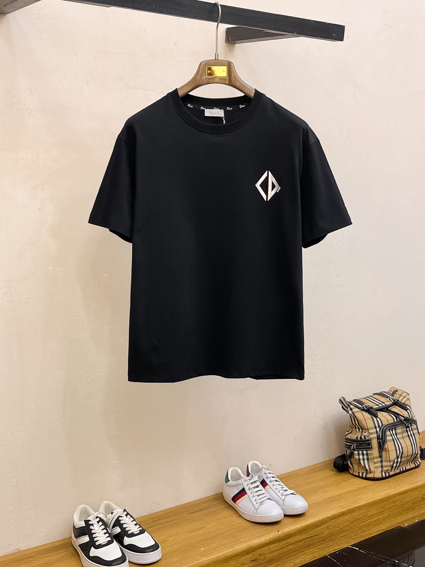 NO:465040,Dior 2025 summer new short-sleeved T-shirt, the personalized art series exclusively launched on the entire network. The versatile details are perfectly processed and pure cotton fabric is very exquisite. Original fabric. The same high-quality and comfortable hand feels very fashionable and personalized. A super versatile and beautiful style for men and women. The same color is black and white. The number of numbers M-3XL, dior, T-shirt,tees, t-shirt,alexander wang19860909迪奥2025夏季新款短袖T恤,个性艺术系列全网独家首发 百搭款细节处理完美纯棉面料十分精致 原版面料 网红明星同款高版本 高品质手感非常舒服 时尚又个性 超级百搭好看的一款男女同款颜色黑、白 码数M-3XL,,dior,T-shirt,tees，t-shirt,alexander wang,Men's clothing