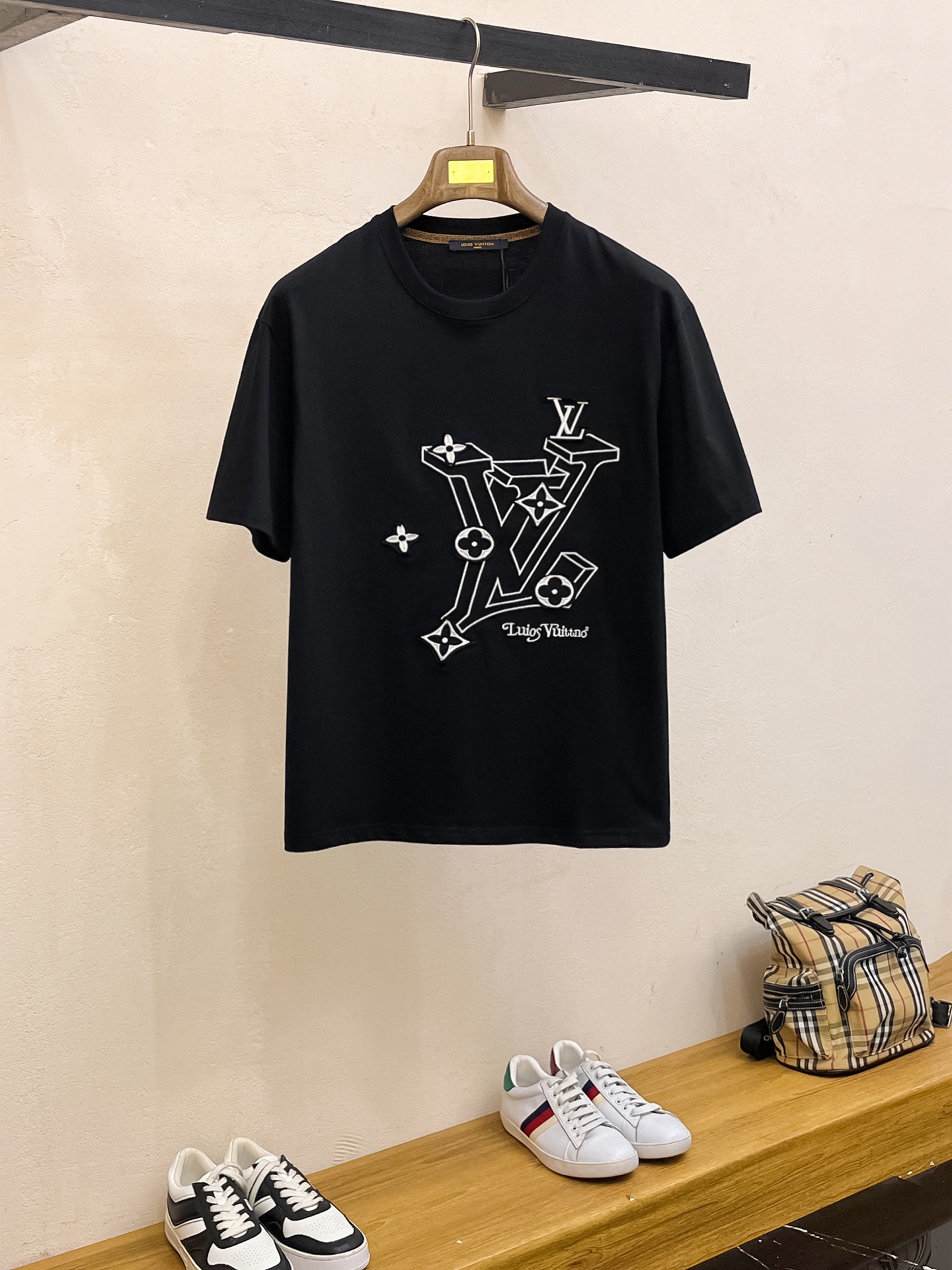 NO:455389,LV2025 summer new short-sleeved T-shirt, the personalized art series exclusively released on the entire network. The versatile details are perfectly processed and pure cotton fabric is very exquisite. Original fabric. The same high-quality and comfortable hand feels very fashionable and personalized. A super versatile and beautiful style for men and women. The same color is black and white. The number of numbers M-3XL, louis vuitton, T-shirt,tees, t-shirt,alexander wang19860909LV2025夏季新款短袖T恤,个性艺术系列全网独家首发 百搭款细节处理完美纯棉面料十分精致 原版面料 网红明星同款高版本 高品质手感非常舒服 时尚又个性 超级百搭好看的一款男女同款颜色黑、白 码数M-3XL,,louis vuitton,T-shirt,tees，t-shirt,alexander wang,Men's clothing