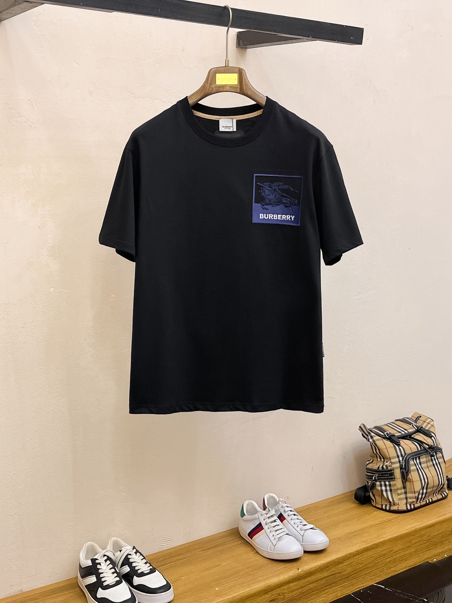 NO:455384,Burberry's new short-sleeved T-shirt in summer 2025, the personalized art series exclusively released on the entire network. The versatile details are perfectly processed and pure cotton fabric is very exquisite. Original fabric. The same high-quality and comfortable hand feels very fashionable and personalized. A super versatile and beautiful style for men and women. The same color is black and white. M-3XL, burberry, T-shirt,tees, t-shirt,alexander wang19860909巴宝莉2025夏季新款短袖T恤,个性艺术系列全网独家首发 百搭款细节处理完美纯棉面料十分精致 原版面料 网红明星同款高版本 高品质手感非常舒服 时尚又个性 超级百搭好看的一款男女同款颜色黑、白 码数M-3XL,,burberry,T-shirt,tees，t-shirt,alexander wang,Men's clothing