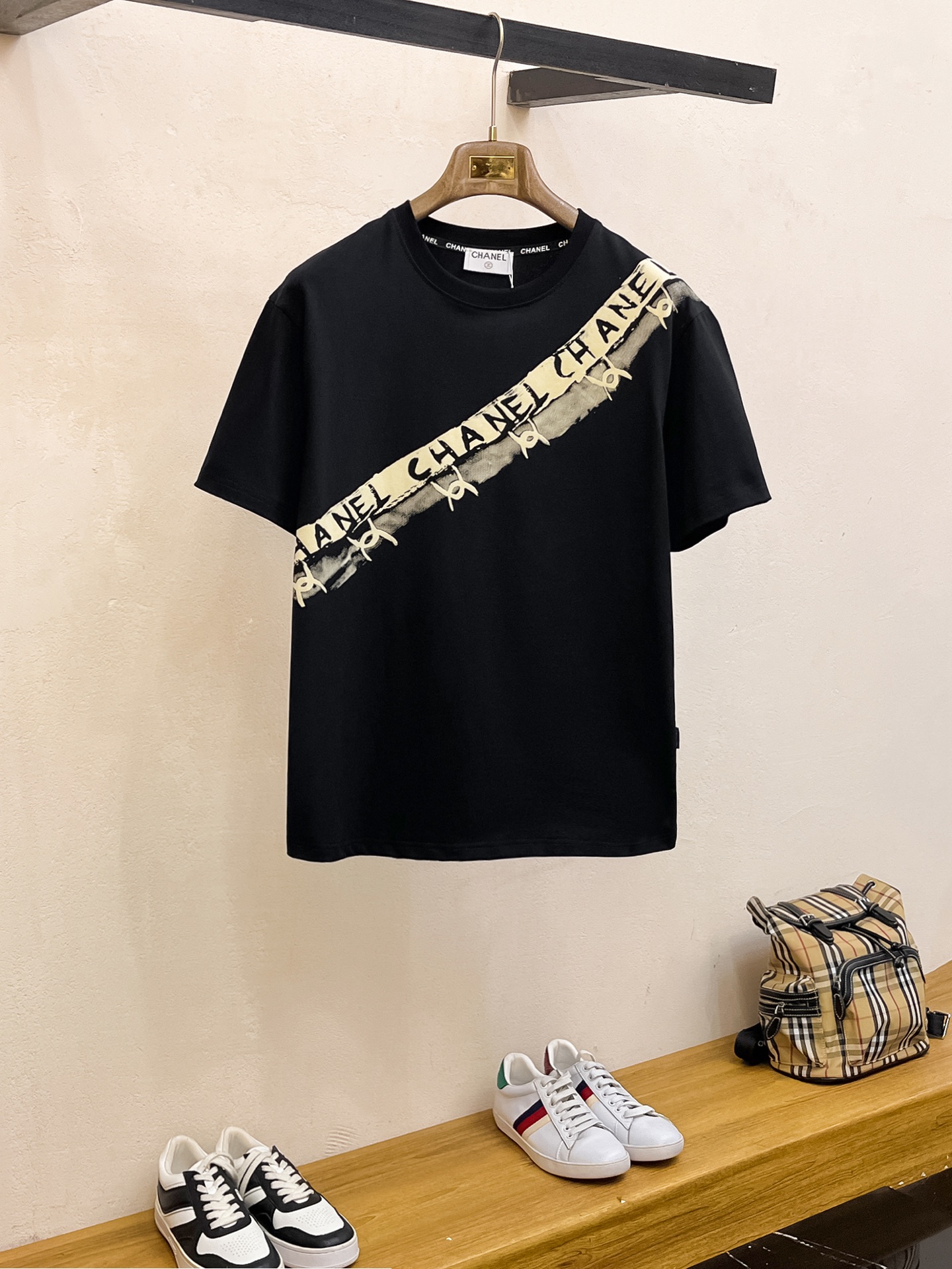 NO:465004,Chanel's new short-sleeved T-shirt for summer 2025, the personalized art series exclusively launched on the entire network. The versatile details are perfectly processed and pure cotton fabric is very exquisite. Original fabric. The same high-quality and comfortable hand feels very fashionable and personalized. A super versatile and beautiful style for men and women. The same color is black and white. The number of numbers M-3XL, chanel, T-shirt,tees, t-shirt,alexander wang19860909香奈儿2025夏季新款短袖T恤,个性艺术系列全网独家首发 百搭款细节处理完美纯棉面料十分精致 原版面料 网红明星同款高版本 高品质手感非常舒服 时尚又个性 超级百搭好看的一款男女同款颜色黑、白 码数M-3XL,,chanel,T-shirt,tees，t-shirt,alexander wang,Men's clothing