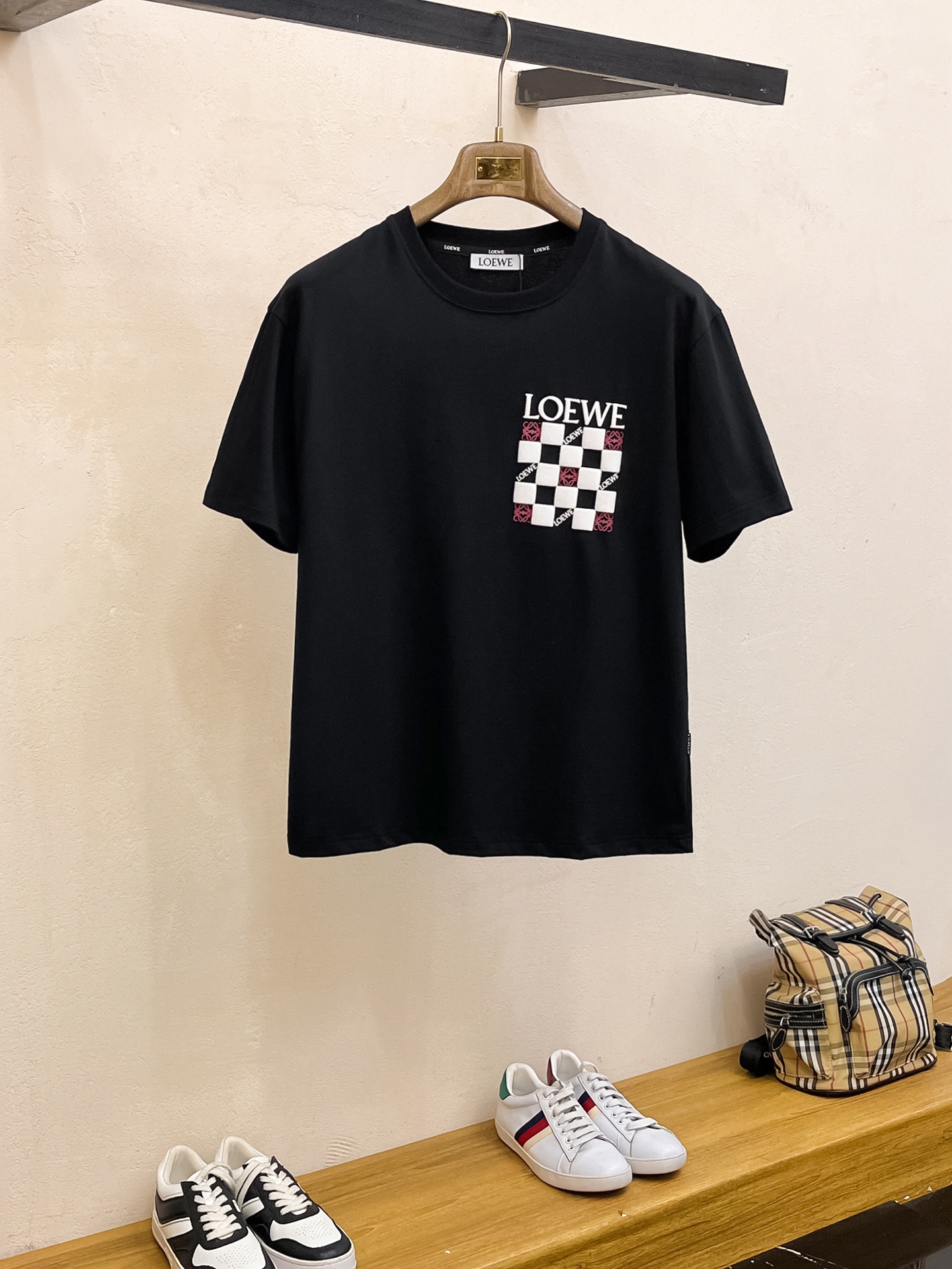 NO:429524,Luo Yiwei's new short-sleeved T-shirt in summer 2025, the personalized art series exclusively launched on the entire network. The versatile details are perfectly processed and pure cotton fabric is very exquisite. Original fabric. The same high-quality and comfortable hand feels very fashionable and personalized. A super versatile and beautiful style for men and women. The same color is black and white. The number of numbers M-3XL, loewe, T-shirt,tees, t-shirt,alexander wang19860909罗意威2025夏季新款短袖T恤,个性艺术系列全网独家首发 百搭款细节处理完美纯棉面料十分精致 原版面料 网红明星同款高版本 高品质手感非常舒服 时尚又个性 超级百搭好看的一款男女同款颜色黑、白 码数M-3XL,,loewe,T-shirt,tees，t-shirt,alexander wang,Men's clothing