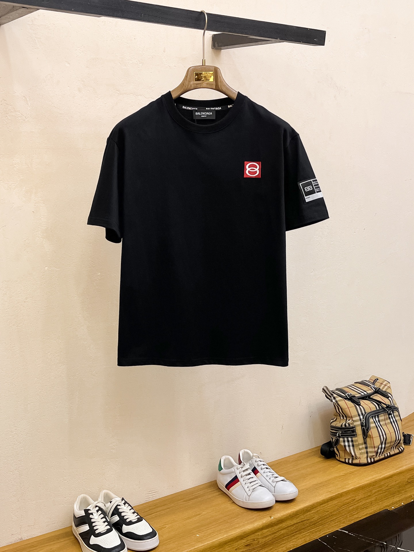 NO:429534,Balenciaga 2025 summer new short-sleeved T-shirt, the personalized art series exclusively released on the entire network. The versatile details are perfectly processed and pure cotton fabric is very exquisite. Original fabric. The same high-quality and comfortable hand feels very fashionable and personalized. A super versatile and beautiful style for men and women. The same color is black and white. M-3XL, balenciaga, T-shirt,tees, t-shirt,alexander wang19860909巴黎世家2025夏季新款短袖T恤,个性艺术系列全网独家首发 百搭款细节处理完美纯棉面料十分精致 原版面料 网红明星同款高版本 高品质手感非常舒服 时尚又个性 超级百搭好看的一款男女同款颜色黑、白 码数M-3XL,,balenciaga,T-shirt,tees，t-shirt,alexander wang,Men's clothing