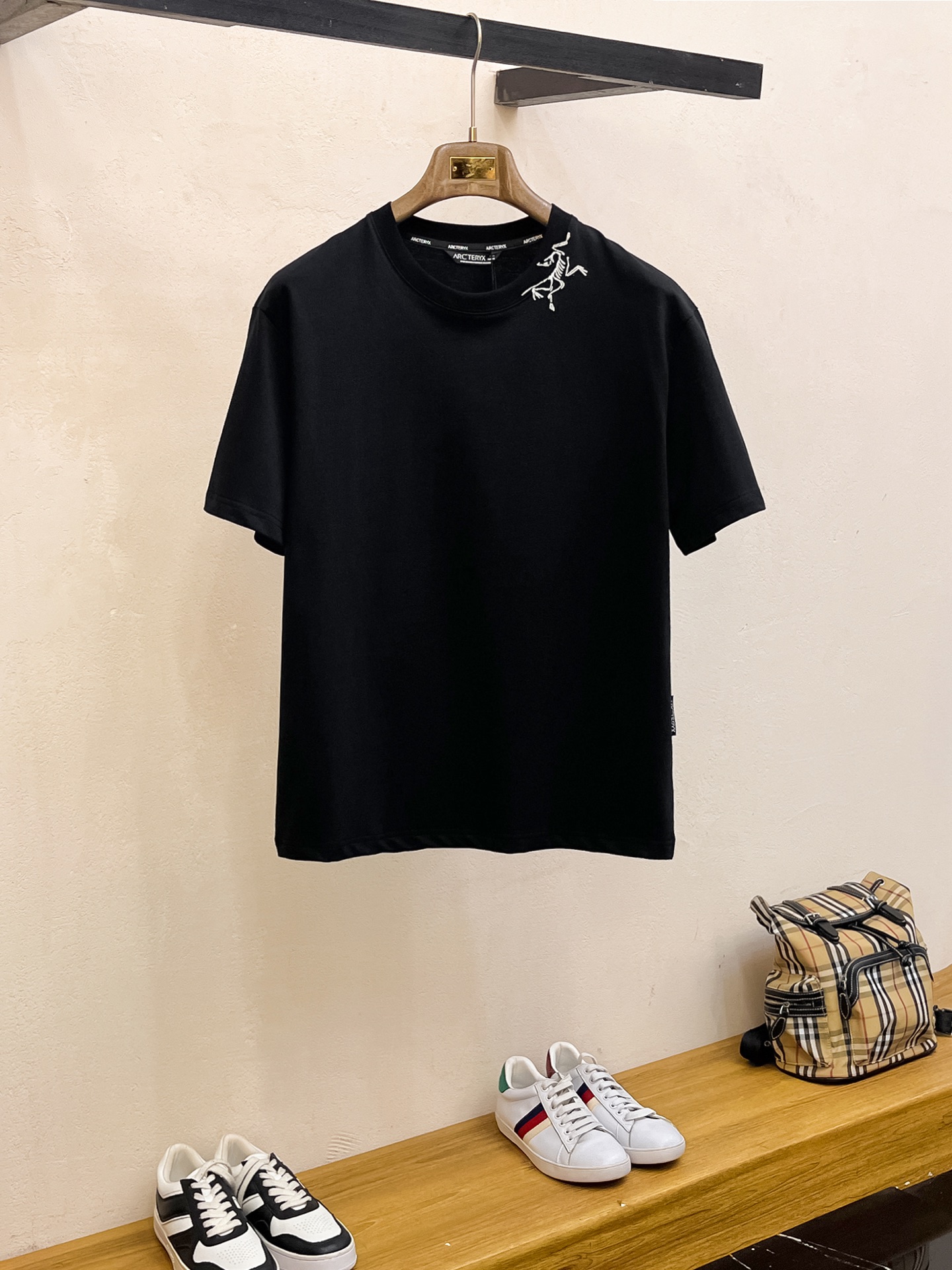 NO:429529,Archaeoptera Bird's new short-sleeved T-shirt in summer 2025, the personalized art series exclusively released on the entire network. The versatile details are perfectly processed and pure cotton fabric is very exquisite. Original fabric. The same high-quality and comfortable hand feels very fashionable and personalized. A super versatile and beautiful style for men and women. The same color is black and white. Number M-3XL, arc'teryx, T-shirt,tees, t-shirt,alexander wang19860909始祖鸟2025夏季新款短袖T恤,个性艺术系列全网独家首发 百搭款细节处理完美纯棉面料十分精致 原版面料 网红明星同款高版本 高品质手感非常舒服 时尚又个性 超级百搭好看的一款男女同款颜色黑、白 码数M-3XL,arc'teryx,T-shirt,tees，t-shirt,alexander wang,Men's clothing