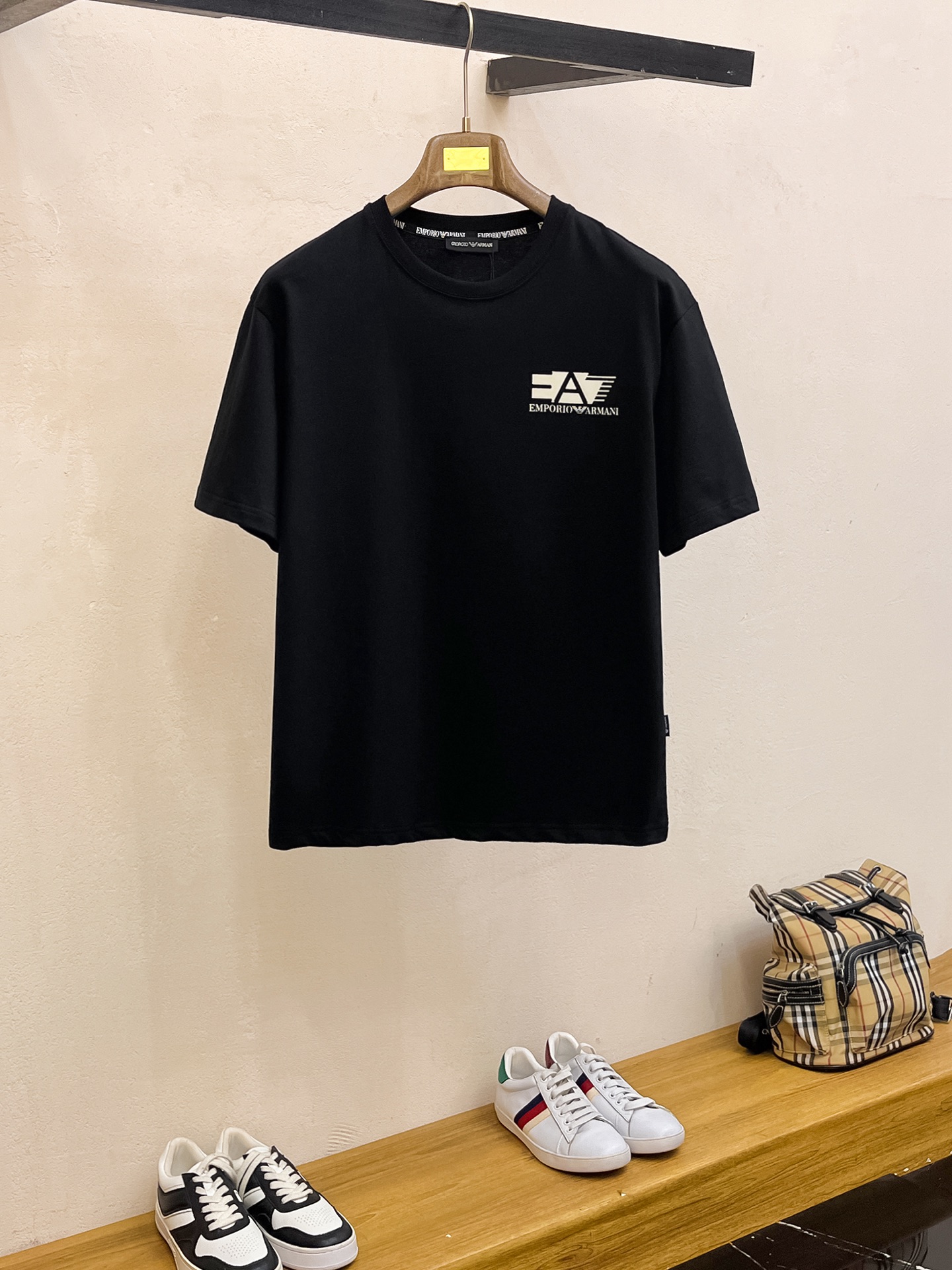 NO:455378,Armani's new short-sleeved T-shirt for summer 2025, the personalized art series exclusively launched on the entire network. The versatile details are perfectly processed and pure cotton fabric is very exquisite. Original fabric. The same high-quality and comfortable hand feels very fashionable and personalized. A super versatile and beautiful style for men and women. The same color is black and white. The number of numbers M-3XL, armani, T-shirt,tees, t-shirt,alexander wang19860909阿玛尼2025夏季新款短袖T恤,个性艺术系列全网独家首发 百搭款细节处理完美纯棉面料十分精致 原版面料 网红明星同款高版本 高品质手感非常舒服 时尚又个性 超级百搭好看的一款男女同款颜色黑、白 码数M-3XL,,armani,T-shirt,tees，t-shirt,alexander wang,Men's clothing