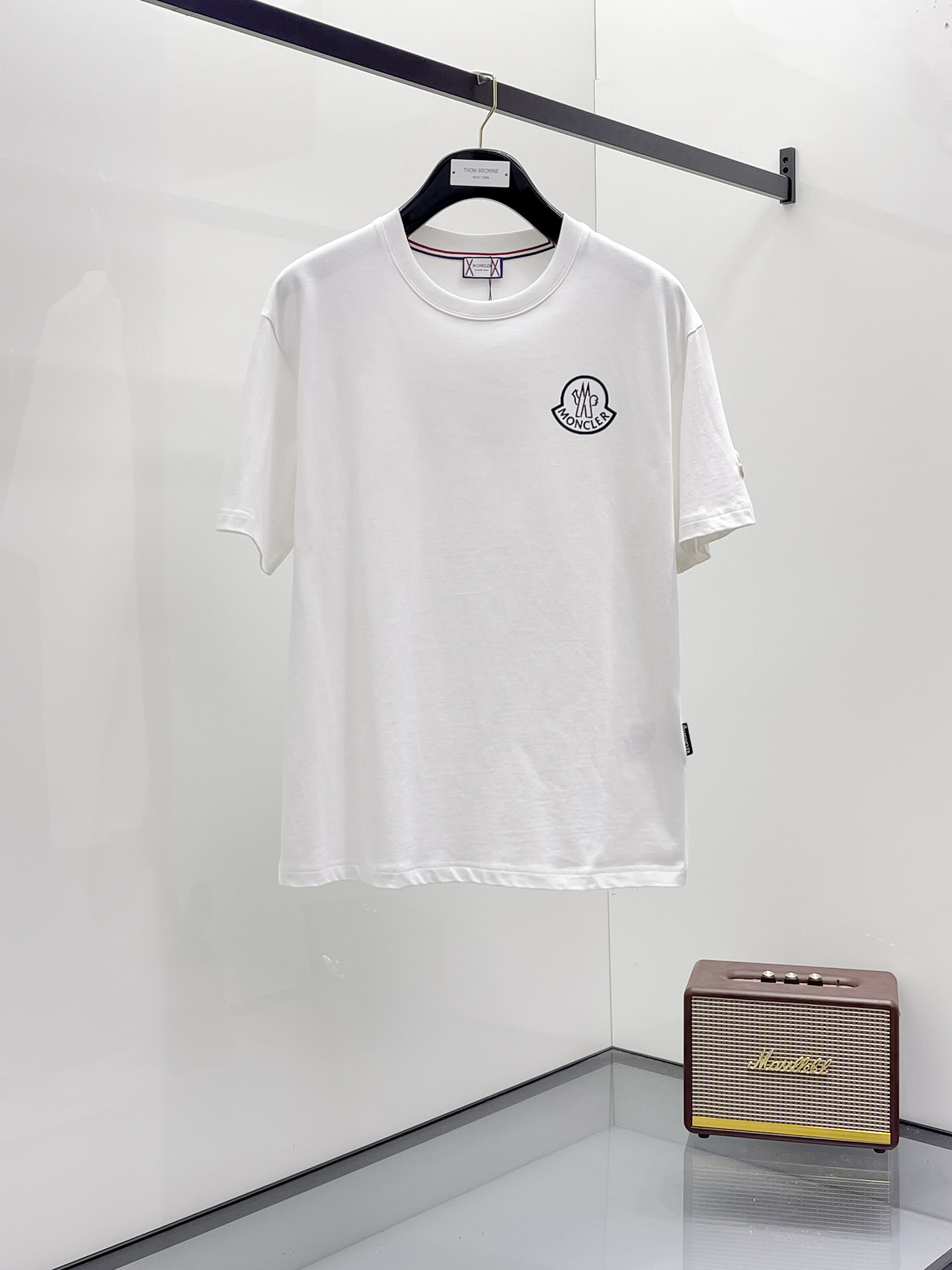 NO:498609,The new short-sleeved T-shirt for the 2025 summer, the personalized art series exclusively released on the entire network. The versatile details are perfectly processed and pure cotton fabric is very exquisite. The original fabric is the same as the Internet celebrity celebrity and the same style. The high-quality feel is very comfortable. Fashionable and personalized. The super versatile and beautiful style is the same as the men and women. The same color is black and white. The number of numbers M-3XL, Moncler, T-shirt,tees, t-shirt,alexander wang19860909蒙口2025夏季新款短袖T恤,个性艺术系列全网独家首发 百搭款细节处理完美纯棉面料十分精致 原版面料 网红明星同款高版本 高品质手感非常舒服 时尚又个性 超级百搭好看的一款男女同款颜色黑、白 码数M-3XL,,Moncler,T-shirt,tees，t-shirt,alexander wang,Men's clothing