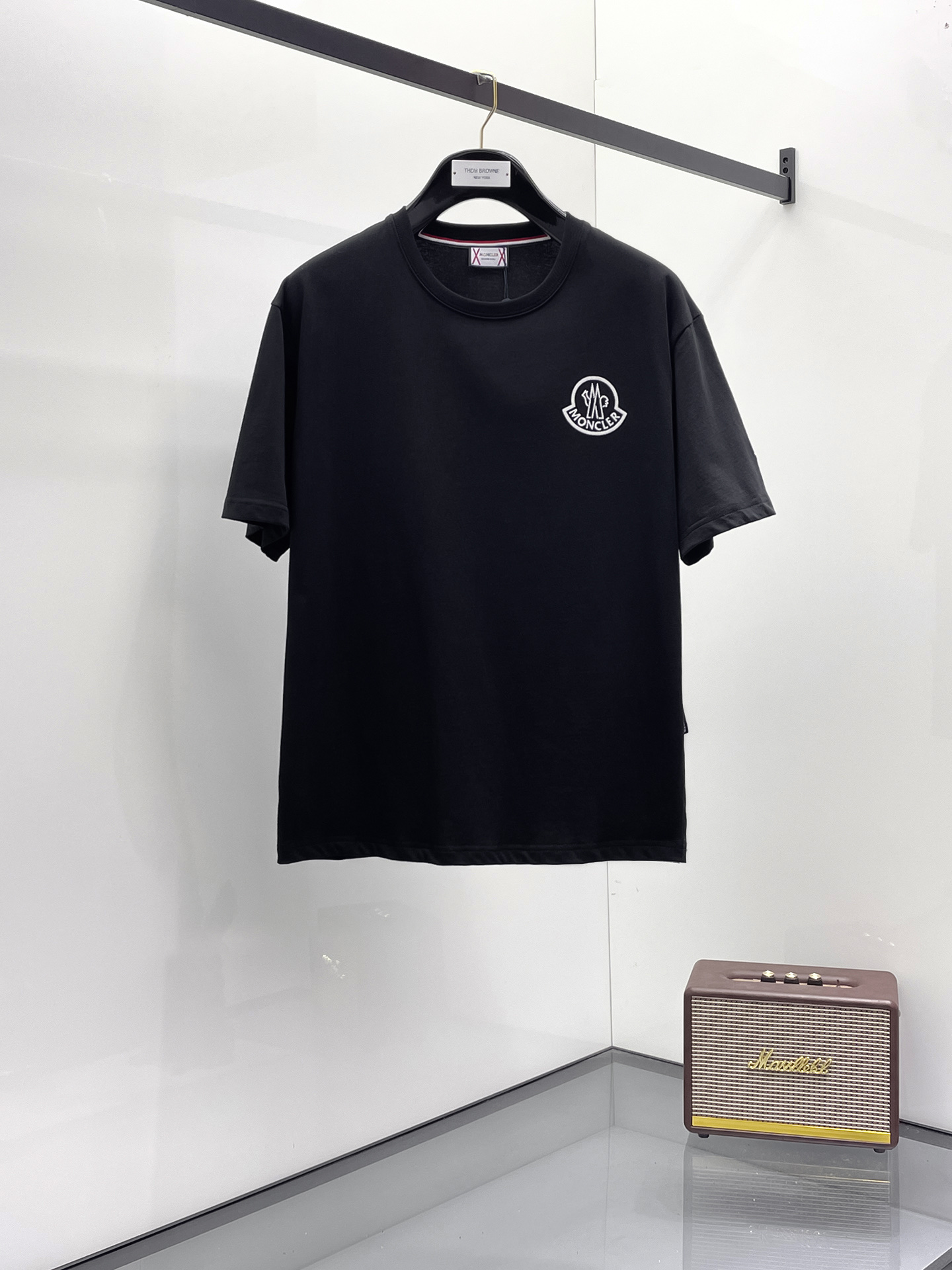 NO:450116,The new short-sleeved T-shirt for the 2025 summer, the personalized art series exclusively released on the entire network. The versatile details are perfectly processed and pure cotton fabric is very exquisite. The original fabric is the same as the Internet celebrity celebrity and the same style. The high-quality feel is very comfortable. Fashionable and personalized. The super versatile and beautiful style is the same as the men and women. The same color is black and white. The number of numbers M-3XL, Moncler, T-shirt,tees, t-shirt,alexander wang19860909蒙口2025夏季新款短袖T恤,个性艺术系列全网独家首发 百搭款细节处理完美纯棉面料十分精致 原版面料 网红明星同款高版本 高品质手感非常舒服 时尚又个性 超级百搭好看的一款男女同款颜色黑、白 码数M-3XL,,Moncler,T-shirt,tees，t-shirt,alexander wang,Men's clothing