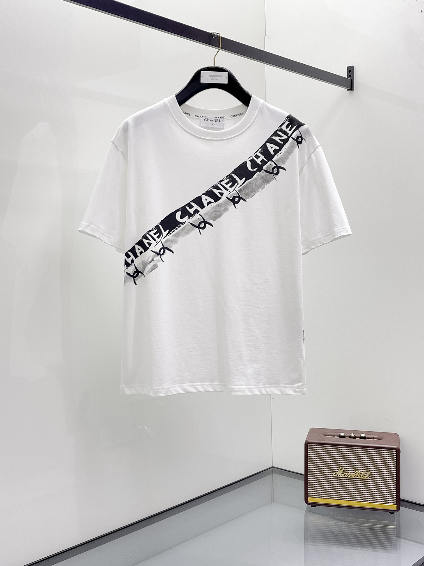 NO:459087,Chanel's new short-sleeved T-shirt for summer 2025, the personalized art series exclusively launched on the entire network. The versatile details are perfectly processed and pure cotton fabric is very exquisite. Original fabric. The same high-quality and comfortable hand feels very fashionable and personalized. A super versatile and beautiful style for men and women. The same color is black and white. The number of numbers M-3XL, chanel, T-shirt,tees, t-shirt,alexander wang19860909香奈儿2025夏季新款短袖T恤,个性艺术系列全网独家首发 百搭款细节处理完美纯棉面料十分精致 原版面料 网红明星同款高版本 高品质手感非常舒服 时尚又个性 超级百搭好看的一款男女同款颜色黑、白 码数M-3XL,,chanel,T-shirt,tees，t-shirt,alexander wang,Men's clothing