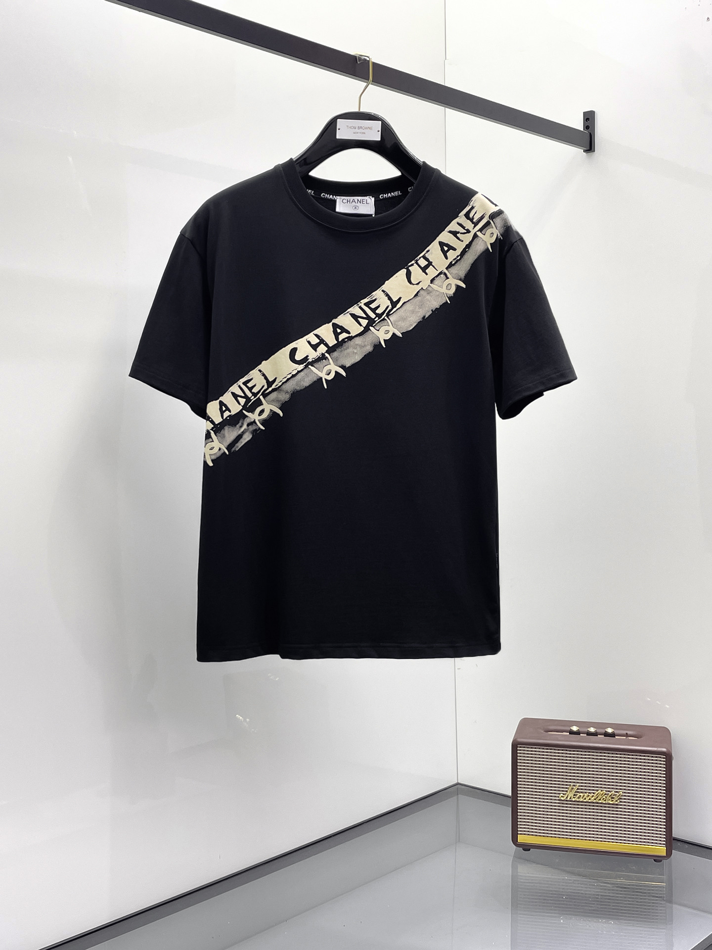 NO:518570,Chanel's new short-sleeved T-shirt for summer 2025, the personalized art series exclusively launched on the entire network. The versatile details are perfectly processed and pure cotton fabric is very exquisite. Original fabric. The same high-quality and comfortable hand feels very fashionable and personalized. A super versatile and beautiful style for men and women. The same color is black and white. The number of numbers M-3XL, chanel, T-shirt,tees, t-shirt,alexander wang19860909香奈儿2025夏季新款短袖T恤,个性艺术系列全网独家首发 百搭款细节处理完美纯棉面料十分精致 原版面料 网红明星同款高版本 高品质手感非常舒服 时尚又个性 超级百搭好看的一款男女同款颜色黑、白 码数M-3XL,,chanel,T-shirt,tees，t-shirt,alexander wang,Men's clothing