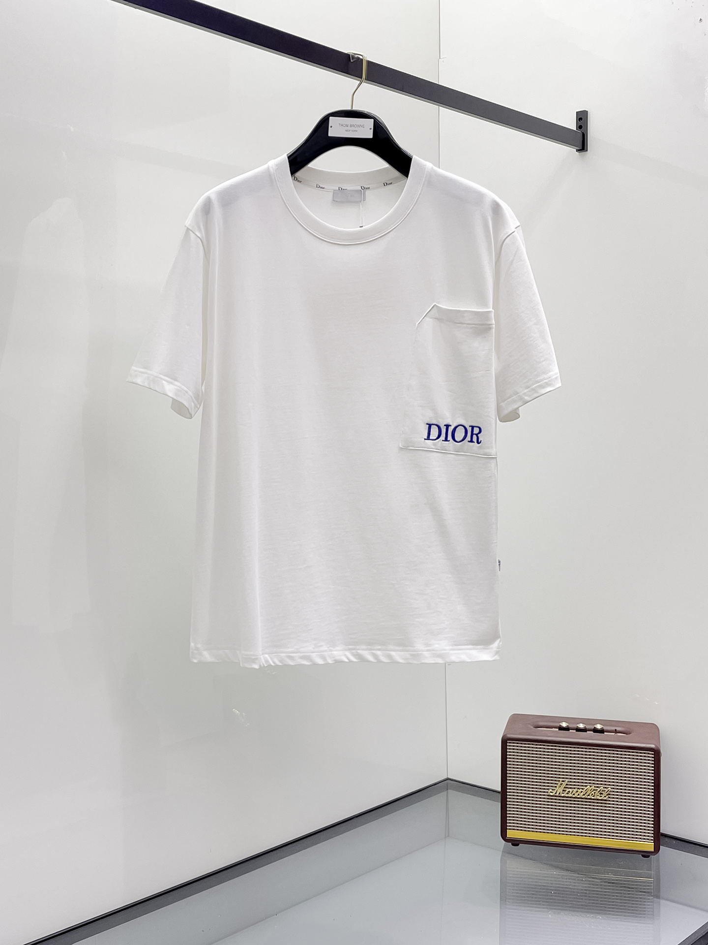 NO:459097,Dior 2025 summer new short-sleeved T-shirt, the personalized art series exclusively launched on the entire network. The versatile details are perfectly processed and pure cotton fabric is very exquisite. Original fabric. The same high-quality and comfortable hand feels very fashionable and personalized. A super versatile and beautiful style for men and women. The same color is black and white. The number of numbers M-3XL, dior, T-shirt,tees, t-shirt,alexander wang19860909迪奥2025夏季新款短袖T恤,个性艺术系列全网独家首发 百搭款细节处理完美纯棉面料十分精致 原版面料 网红明星同款高版本 高品质手感非常舒服 时尚又个性 超级百搭好看的一款男女同款颜色黑、白 码数M-3XL,,dior,T-shirt,tees，t-shirt,alexander wang,Men's clothing