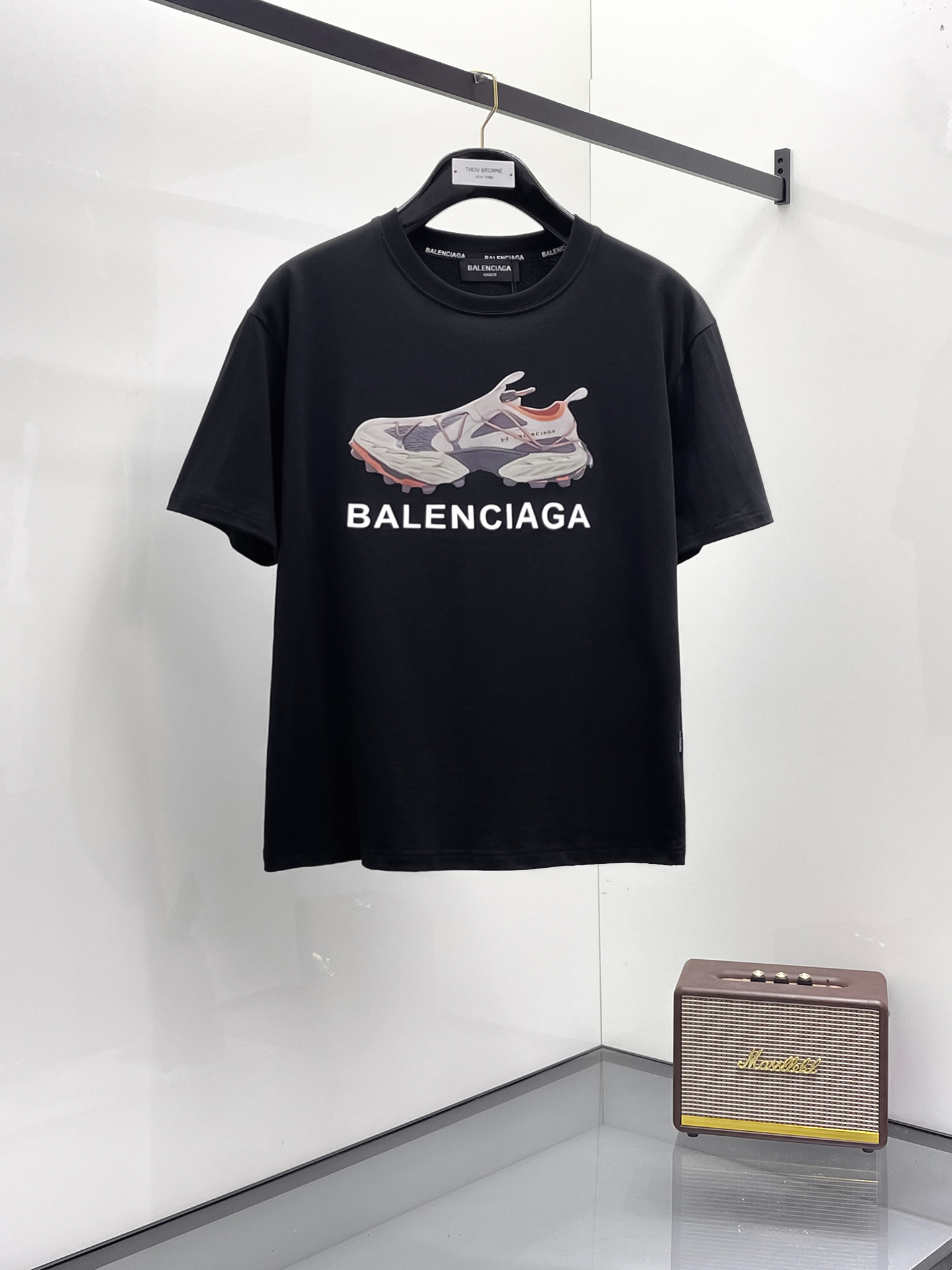 NO:423191,Balenciaga 2025 summer new short-sleeved T-shirt, the personalized art series exclusively released on the entire network. The versatile details are perfectly processed and pure cotton fabric is very exquisite. Original fabric. The same high-quality and comfortable hand feels very fashionable and personalized. A super versatile and beautiful style for men and women. The same color is black and white. M-3XL, balenciaga, T-shirt,tees, t-shirt,alexander wang19860909巴黎世家2025夏季新款短袖T恤,个性艺术系列全网独家首发 百搭款细节处理完美纯棉面料十分精致 原版面料 网红明星同款高版本 高品质手感非常舒服 时尚又个性 超级百搭好看的一款男女同款颜色黑、白 码数M-3XL,,balenciaga,T-shirt,tees，t-shirt,alexander wang,Men's clothing