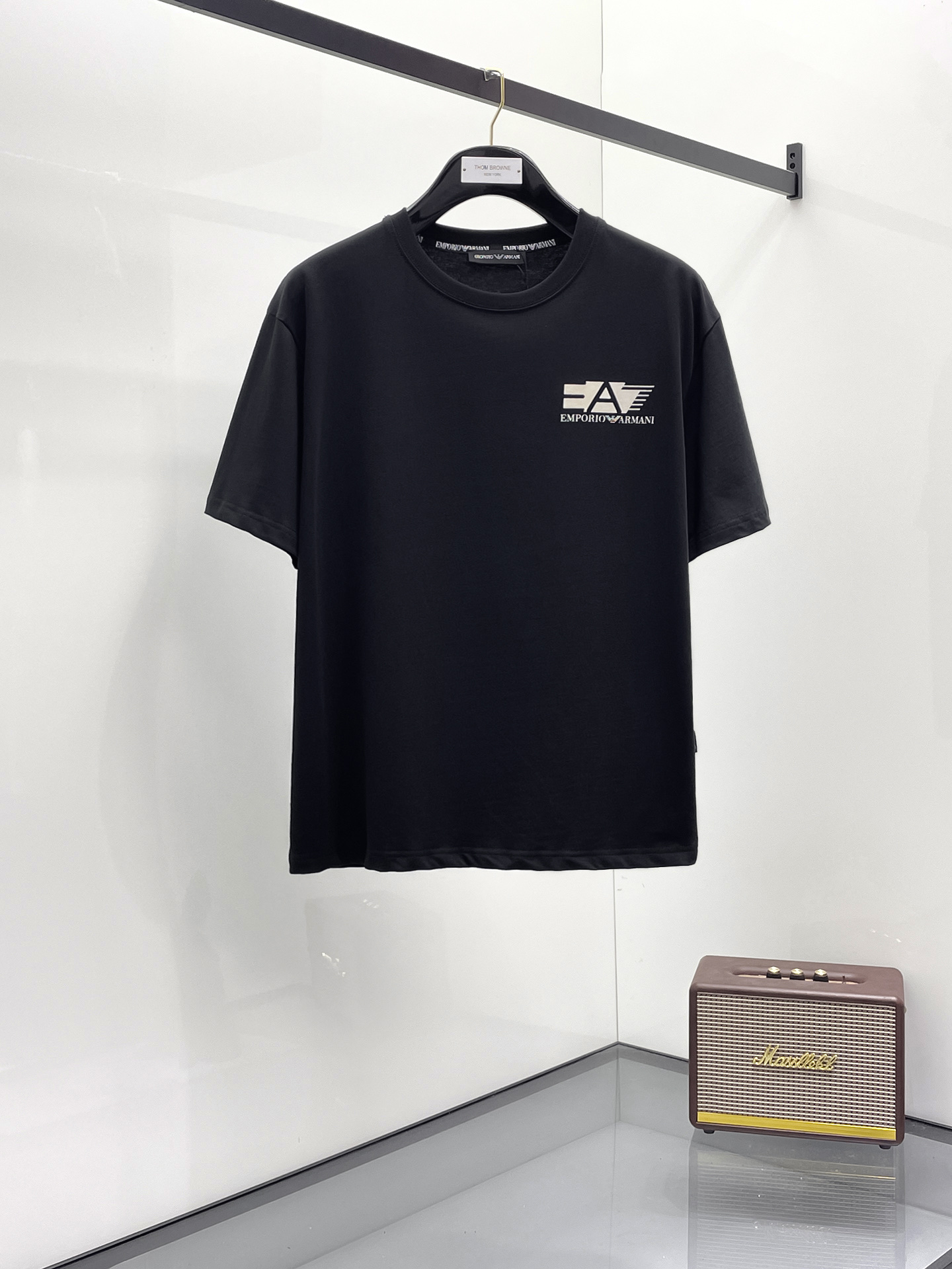 NO:450138,Armani's new short-sleeved T-shirt for summer 2025, the personalized art series exclusively launched on the entire network. The versatile details are perfectly processed and pure cotton fabric is very exquisite. Original fabric. The same high-quality and comfortable hand feels very fashionable and personalized. A super versatile and beautiful style for men and women. The same color is black and white. The number of numbers M-3XL, armani, T-shirt,tees, t-shirt,alexander wang19860909阿玛尼2025夏季新款短袖T恤,个性艺术系列全网独家首发 百搭款细节处理完美纯棉面料十分精致 原版面料 网红明星同款高版本 高品质手感非常舒服 时尚又个性 超级百搭好看的一款男女同款颜色黑、白 码数M-3XL,,armani,T-shirt,tees，t-shirt,alexander wang,Men's clothing