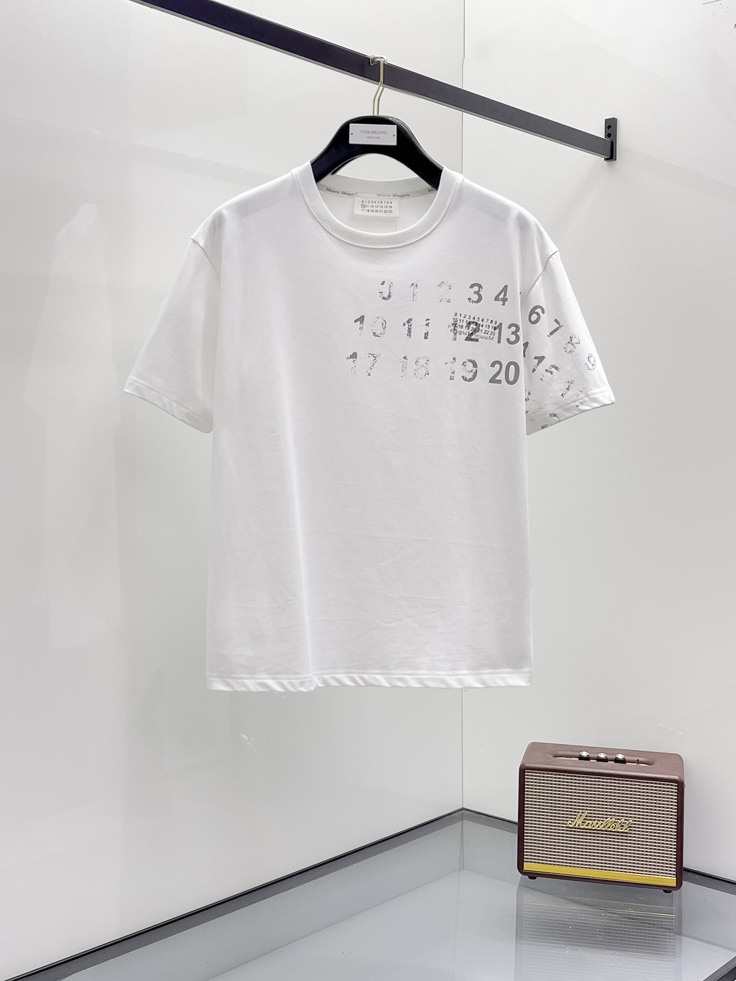 NO:464932,Magila's new short-sleeved T-shirt for summer 2025, the personalized art series exclusively released on the entire network. The versatile details are perfectly processed and pure cotton fabric is very exquisite. Original fabric. The same high-quality and comfortable hand feels very fashionable and personalized. A super versatile and beautiful style for men and women. The same color is black and white. The number of codes M-3XL,,masion margiela,T-shirt,tees,t-shirt,alexander wang19860909马吉拉2025夏季新款短袖T恤,个性艺术系列全网独家首发 百搭款细节处理完美纯棉面料十分精致 原版面料 网红明星同款高版本 高品质手感非常舒服 时尚又个性 超级百搭好看的一款男女同款颜色黑、白 码数M-3XL,,masion margiela,T-shirt,tees，t-shirt,alexander wang,Men's clothing