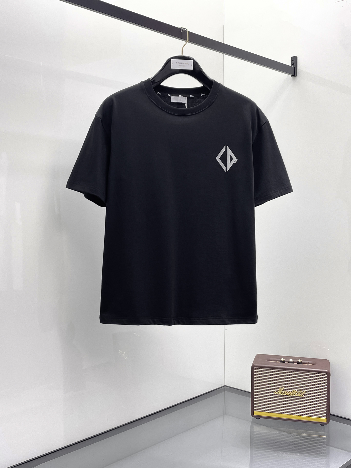 NO:518572,Dior 2025 summer new short-sleeved T-shirt, the personalized art series exclusively launched on the entire network. The versatile details are perfectly processed and pure cotton fabric is very exquisite. Original fabric. The same high-quality and comfortable hand feels very fashionable and personalized. A super versatile and beautiful style for men and women. The same color is black and white. The number of numbers M-3XL, dior, T-shirt,tees, t-shirt,alexander wang19860909迪奥2025夏季新款短袖T恤,个性艺术系列全网独家首发 百搭款细节处理完美纯棉面料十分精致 原版面料 网红明星同款高版本 高品质手感非常舒服 时尚又个性 超级百搭好看的一款男女同款颜色黑、白 码数M-3XL,,dior,T-shirt,tees，t-shirt,alexander wang,Men's clothing