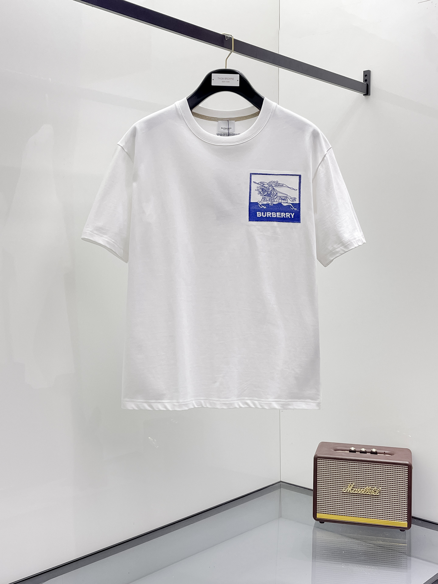 NO:498613,Burberry's new short-sleeved T-shirt in summer 2025, the personalized art series exclusively released on the entire network. The versatile details are perfectly processed and pure cotton fabric is very exquisite. Original fabric. The same high-quality and comfortable hand feels very fashionable and personalized. A super versatile and beautiful style for men and women. The same color is black and white. M-3XL, burberry, T-shirt,tees, t-shirt,alexander wang19860909巴宝莉2025夏季新款短袖T恤,个性艺术系列全网独家首发 百搭款细节处理完美纯棉面料十分精致 原版面料 网红明星同款高版本 高品质手感非常舒服 时尚又个性 超级百搭好看的一款男女同款颜色黑、白 码数M-3XL,,burberry,T-shirt,tees，t-shirt,alexander wang,Men's clothing