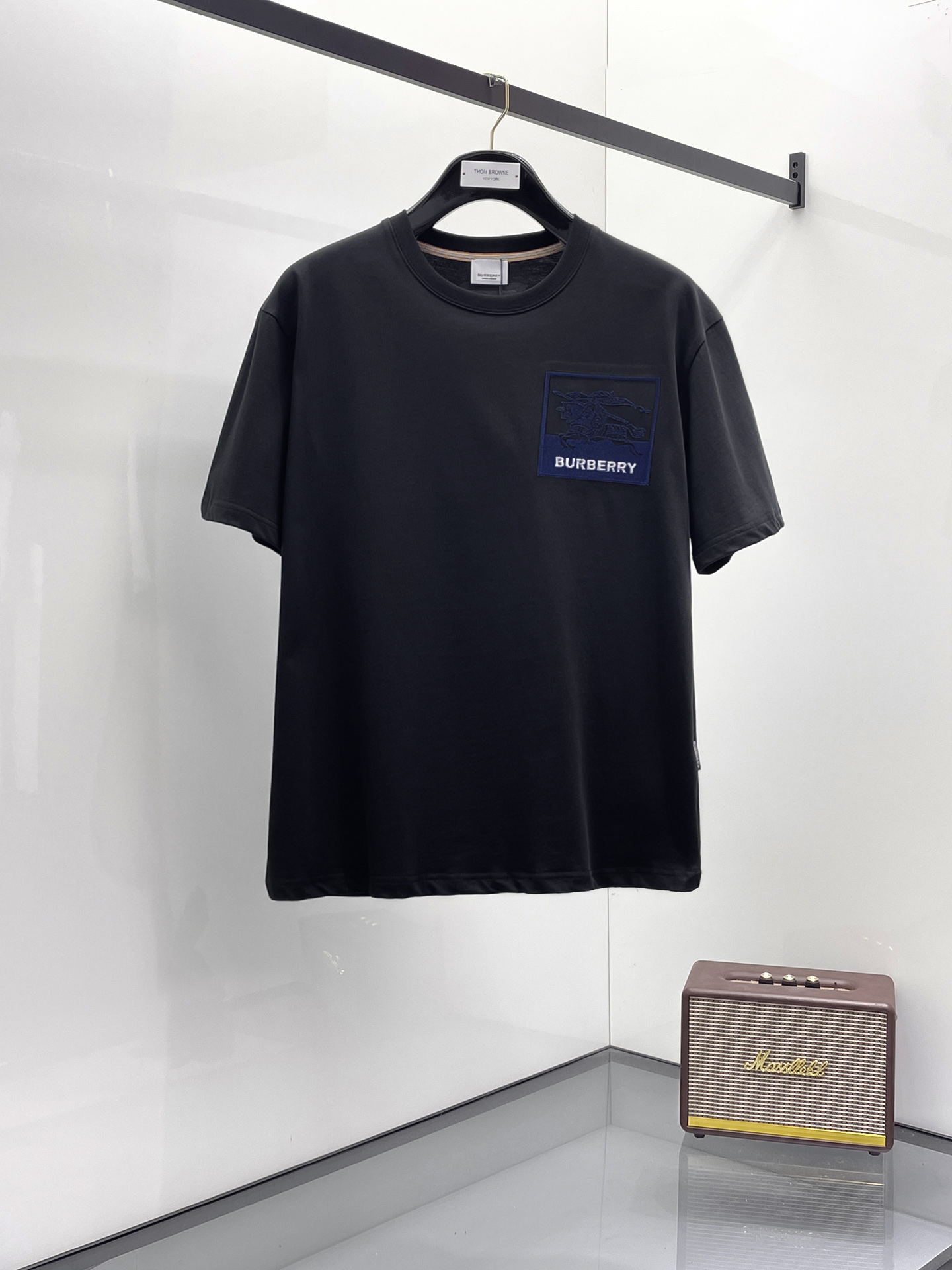 NO:450110,Burberry's new short-sleeved T-shirt in summer 2025, the personalized art series exclusively released on the entire network. The versatile details are perfectly processed and pure cotton fabric is very exquisite. Original fabric. The same high-quality and comfortable hand feels very fashionable and personalized. A super versatile and beautiful style for men and women. The same color is black and white. M-3XL, burberry, T-shirt,tees, t-shirt,alexander wang19860909巴宝莉2025夏季新款短袖T恤,个性艺术系列全网独家首发 百搭款细节处理完美纯棉面料十分精致 原版面料 网红明星同款高版本 高品质手感非常舒服 时尚又个性 超级百搭好看的一款男女同款颜色黑、白 码数M-3XL,,burberry,T-shirt,tees，t-shirt,alexander wang,Men's clothing