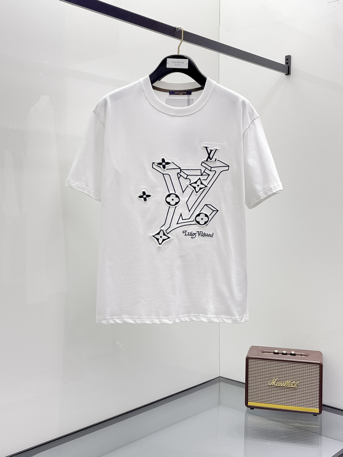 NO:498590,LV2025 summer new short-sleeved T-shirt, the personalized art series exclusively released on the entire network. The versatile details are perfectly processed and pure cotton fabric is very exquisite. Original fabric. The same high-quality and comfortable hand feels very fashionable and personalized. A super versatile and beautiful style for men and women. The same color is black and white. The number of numbers M-3XL, louis vuitton, T-shirt,tees, t-shirt,alexander wang19860909LV2025夏季新款短袖T恤,个性艺术系列全网独家首发 百搭款细节处理完美纯棉面料十分精致 原版面料 网红明星同款高版本 高品质手感非常舒服 时尚又个性 超级百搭好看的一款男女同款颜色黑、白 码数M-3XL,,louis vuitton,T-shirt,tees，t-shirt,alexander wang,Men's clothing