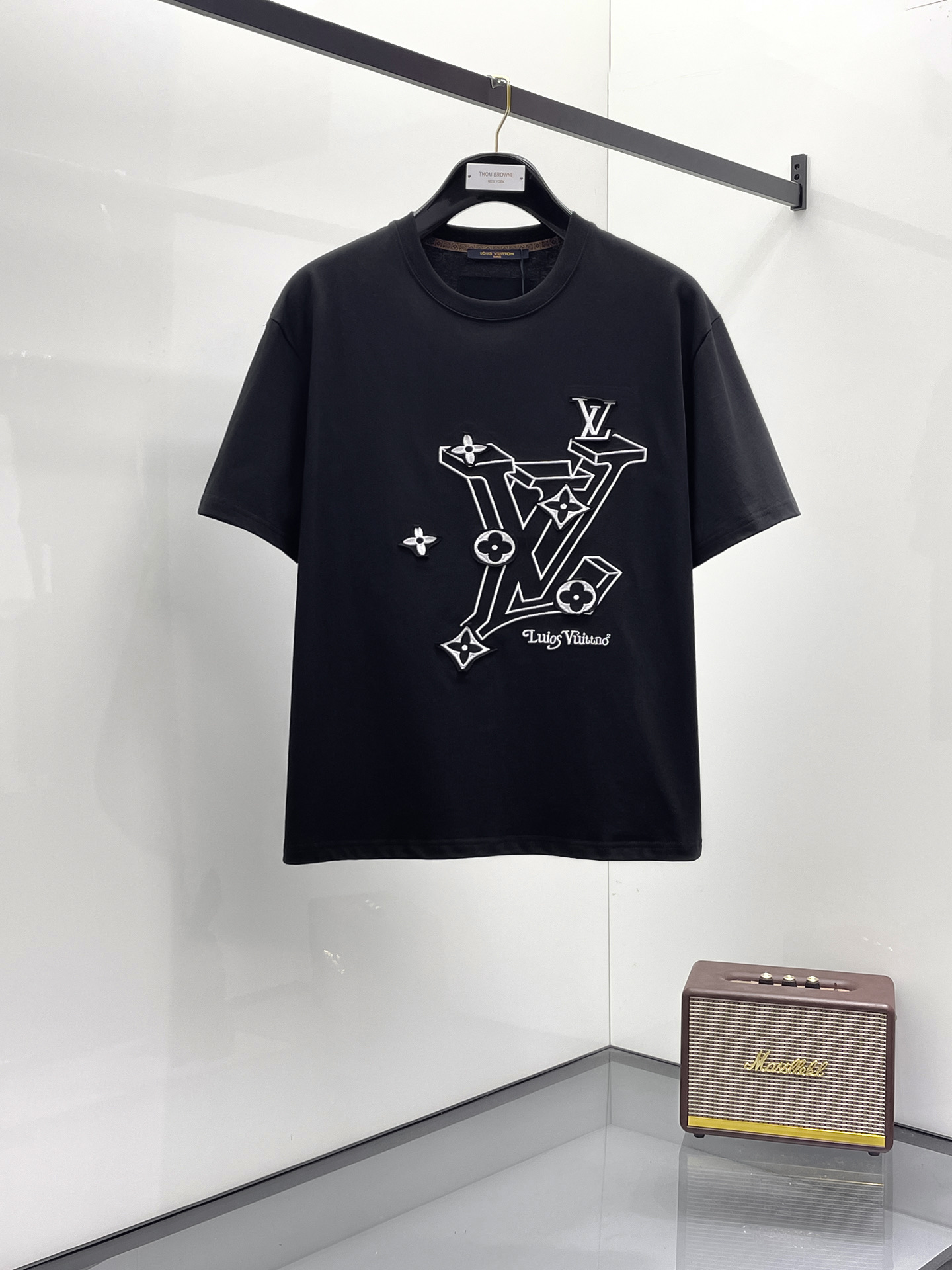 NO:450146,LV2025 summer new short-sleeved T-shirt, the personalized art series exclusively released on the entire network. The versatile details are perfectly processed and pure cotton fabric is very exquisite. Original fabric. The same high-quality and comfortable hand feels very fashionable and personalized. A super versatile and beautiful style for men and women. The same color is black and white. The number of numbers M-3XL, louis vuitton, T-shirt,tees, t-shirt,alexander wang19860909LV2025夏季新款短袖T恤,个性艺术系列全网独家首发 百搭款细节处理完美纯棉面料十分精致 原版面料 网红明星同款高版本 高品质手感非常舒服 时尚又个性 超级百搭好看的一款男女同款颜色黑、白 码数M-3XL,,louis vuitton,T-shirt,tees，t-shirt,alexander wang,Men's clothing