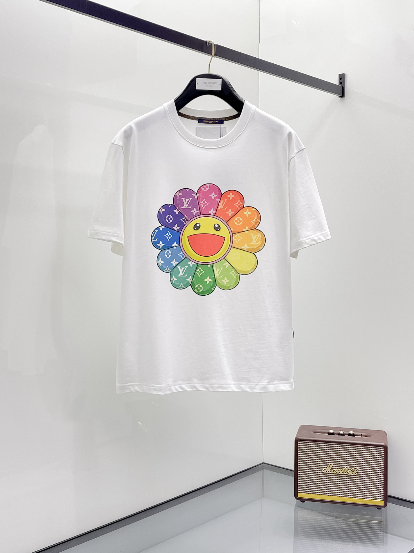 NO:503191,LV 2025 summer new short-sleeved T-shirt, the personalized art series exclusively released on the entire network. The versatile details are perfectly processed and pure cotton fabric is very exquisite. Original fabric. The same high-quality and comfortable hand feels very fashionable and personalized. A super versatile and beautiful style for men and women. The same color is black and white. The number of numbers M-3XL, louis vuitton, T-shirt,tees, t-shirt,alexander wang19860909LV 2025夏季新款短袖T恤,个性艺术系列全网独家首发 百搭款细节处理完美纯棉面料十分精致 原版面料 网红明星同款高版本 高品质手感非常舒服 时尚又个性 超级百搭好看的一款男女同款颜色黑、白 码数M-3XL,,louis vuitton,T-shirt,tees，t-shirt,alexander wang,Men's clothing