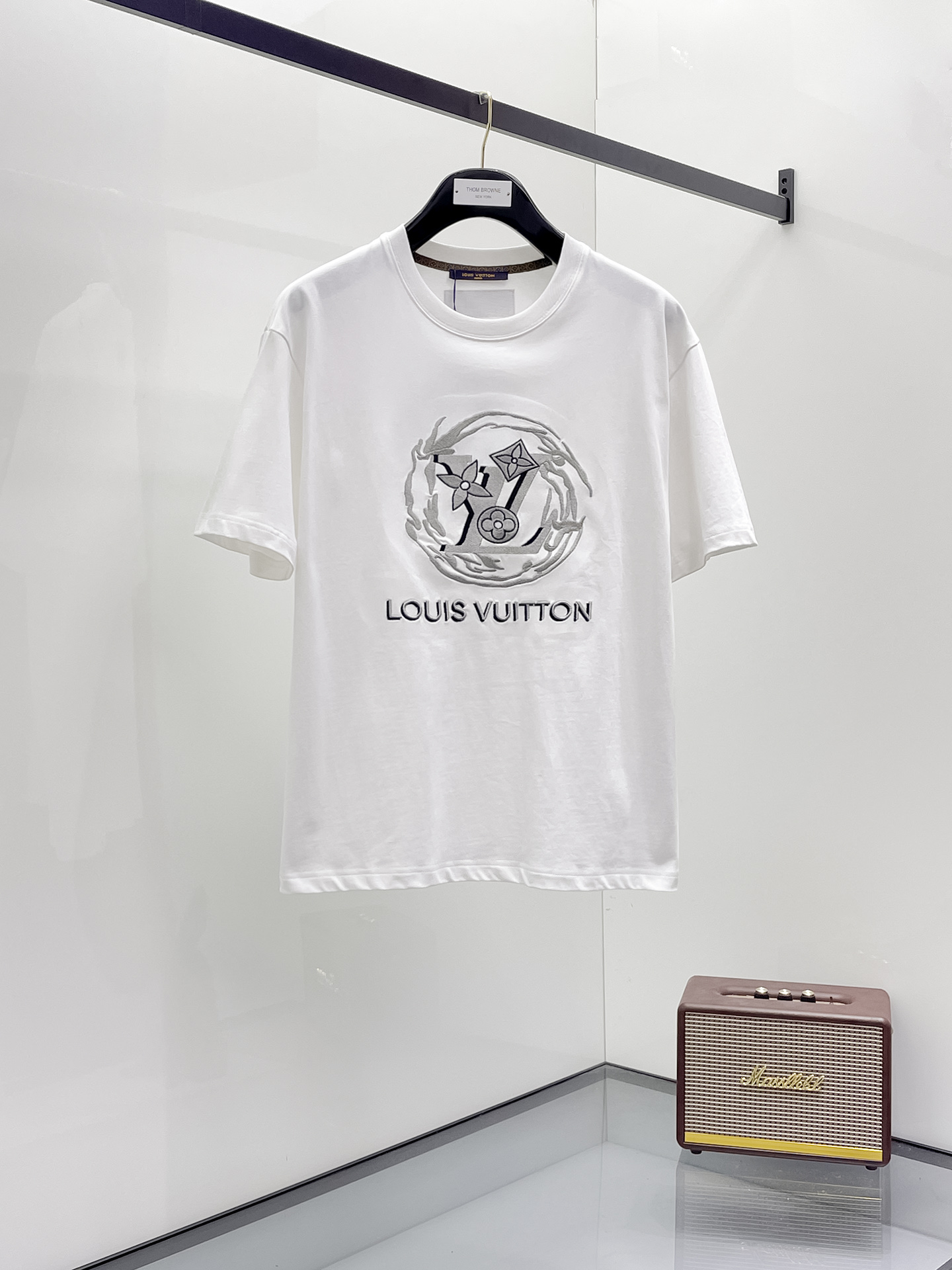 NO:471409,LV 2025 summer new short-sleeved T-shirt, the personalized art series exclusively released on the entire network. The versatile details are perfectly processed and pure cotton fabric is very exquisite. Original fabric. The same high-quality and comfortable hand feels very fashionable and personalized. A super versatile and beautiful style for men and women. The same color is black and white. The number of numbers M-3XL, louis vuitton, T-shirt,tees, t-shirt,alexander wang19860909LV 2025夏季新款短袖T恤,个性艺术系列全网独家首发 百搭款细节处理完美纯棉面料十分精致 原版面料 网红明星同款高版本 高品质手感非常舒服 时尚又个性 超级百搭好看的一款男女同款颜色黑、白 码数M-3XL,,louis vuitton,T-shirt,tees，t-shirt,alexander wang,Men's clothing