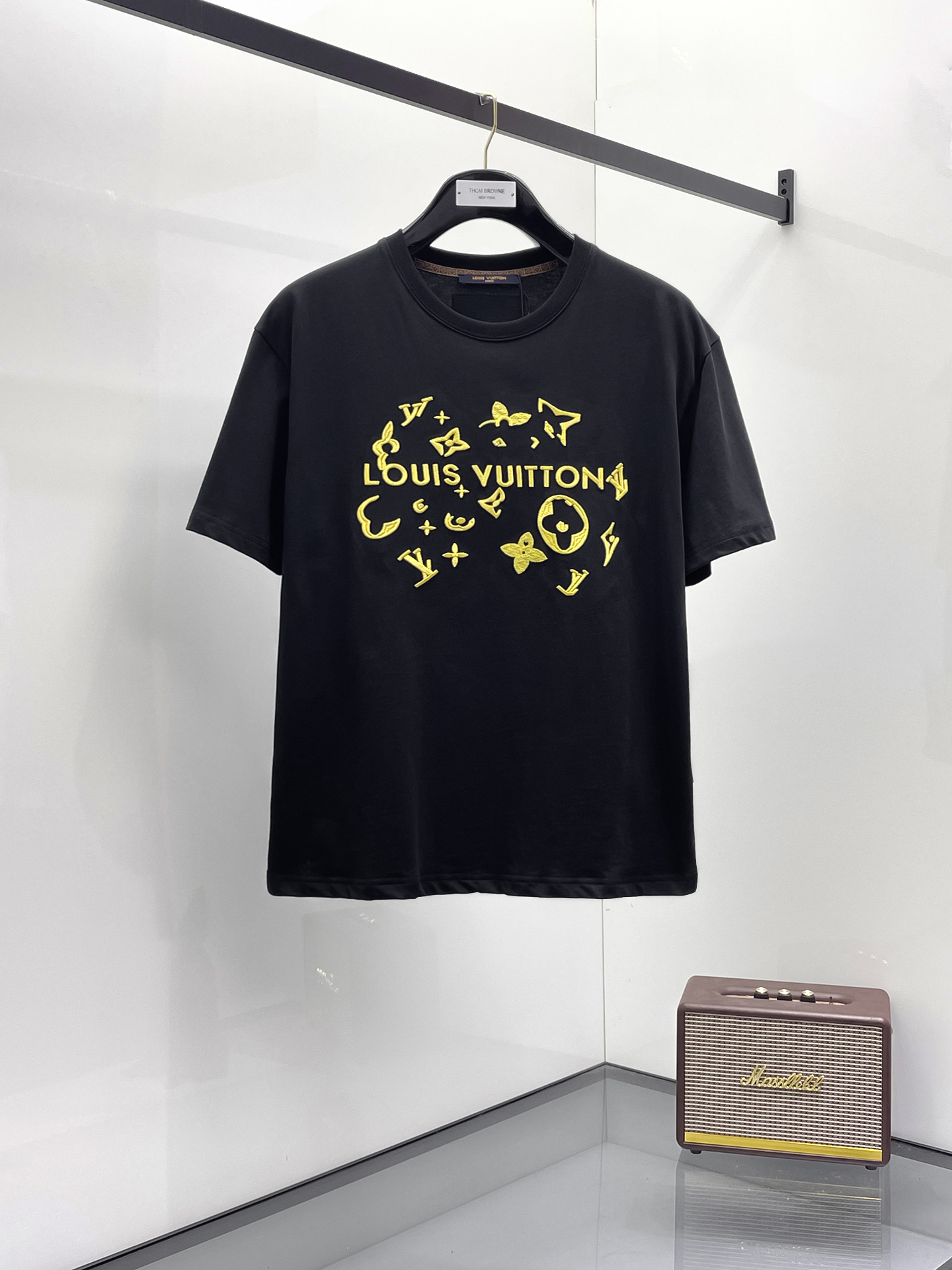 NO:503197,LV 2025 summer new short-sleeved T-shirt, the personalized art series exclusively released on the entire network. The versatile details are perfectly processed and pure cotton fabric is very exquisite. Original fabric. The same high-quality and comfortable hand feels very fashionable and personalized. A super versatile and beautiful style for men and women. The same color is black and white. The number of numbers M-3XL, louis vuitton, T-shirt,tees, t-shirt,alexander wang19860909LV 2025夏季新款短袖T恤,个性艺术系列全网独家首发 百搭款细节处理完美纯棉面料十分精致 原版面料 网红明星同款高版本 高品质手感非常舒服 时尚又个性 超级百搭好看的一款男女同款颜色黑、白 码数M-3XL,,louis vuitton,T-shirt,tees，t-shirt,alexander wang,Men's clothing