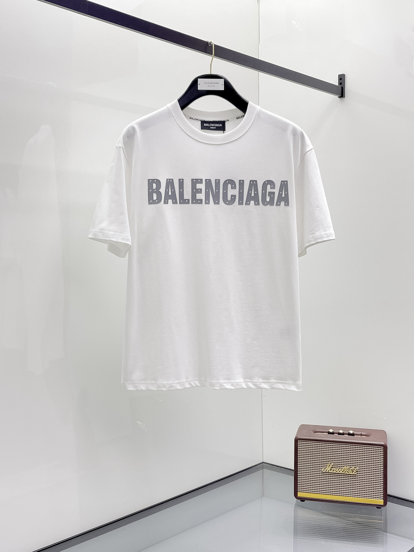 NO:503187,Balenciaga 2025 summer new short-sleeved T-shirt, the personalized art series exclusively released on the entire network. The versatile details are perfectly processed and pure cotton fabric is very exquisite. Original fabric. The same high-quality and comfortable hand feels very fashionable and personalized. A super versatile and beautiful style for men and women. The same color is black and white. M-3XL, balenciaga, T-shirt,tees, t-shirt,alexander wang19860909巴黎世家2025夏季新款短袖T恤,个性艺术系列全网独家首发 百搭款细节处理完美纯棉面料十分精致 原版面料 网红明星同款高版本 高品质手感非常舒服 时尚又个性 超级百搭好看的一款男女同款颜色黑、白 码数M-3XL,,balenciaga,T-shirt,tees，t-shirt,alexander wang,Men's clothing