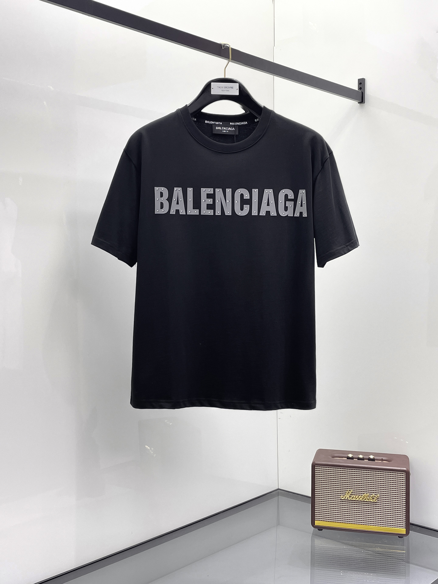 NO:471419,Balenciaga 2025 summer new short-sleeved T-shirt, the personalized art series exclusively released on the entire network. The versatile details are perfectly processed and pure cotton fabric is very exquisite. Original fabric. The same high-quality and comfortable hand feels very fashionable and personalized. A super versatile and beautiful style for men and women. The same color is black and white. M-3XL, balenciaga, T-shirt,tees, t-shirt,alexander wang19860909巴黎世家2025夏季新款短袖T恤,个性艺术系列全网独家首发 百搭款细节处理完美纯棉面料十分精致 原版面料 网红明星同款高版本 高品质手感非常舒服 时尚又个性 超级百搭好看的一款男女同款颜色黑、白 码数M-3XL,,balenciaga,T-shirt,tees，t-shirt,alexander wang,Men's clothing