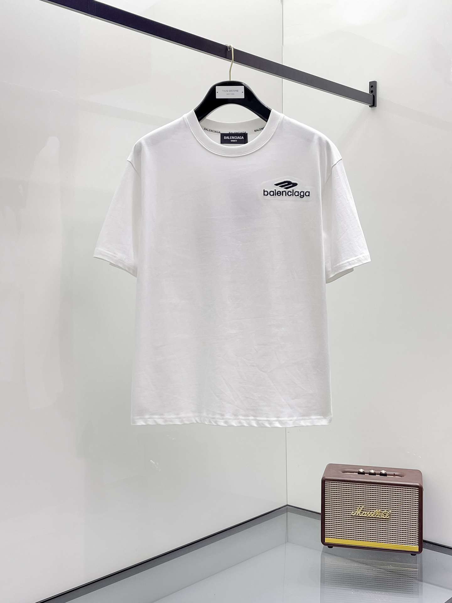 NO:471411,Balenciaga 2025 summer new short-sleeved T-shirt, the personalized art series exclusively released on the entire network. The versatile details are perfectly processed and pure cotton fabric is very exquisite. Original fabric. The same high-quality and comfortable hand feels very fashionable and personalized. A super versatile and beautiful style for men and women. The same color is black and white. M-3XL, balenciaga, T-shirt,tees, t-shirt,alexander wang19860909巴黎世家2025夏季新款短袖T恤,个性艺术系列全网独家首发 百搭款细节处理完美纯棉面料十分精致 原版面料 网红明星同款高版本 高品质手感非常舒服 时尚又个性 超级百搭好看的一款男女同款颜色黑、白 码数M-3XL,,balenciaga,T-shirt,tees，t-shirt,alexander wang,Men's clothing