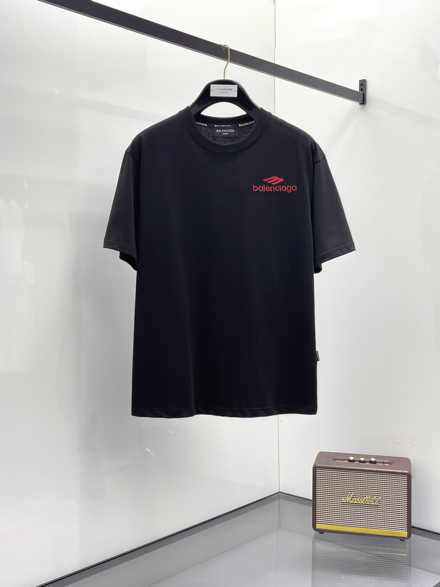 NO:503194,Balenciaga 2025 summer new short-sleeved T-shirt, the personalized art series exclusively released on the entire network. The versatile details are perfectly processed and pure cotton fabric is very exquisite. Original fabric. The same high-quality and comfortable hand feels very fashionable and personalized. A super versatile and beautiful style for men and women. The same color is black and white. M-3XL, balenciaga, T-shirt,tees, t-shirt,alexander wang19860909巴黎世家2025夏季新款短袖T恤,个性艺术系列全网独家首发 百搭款细节处理完美纯棉面料十分精致 原版面料 网红明星同款高版本 高品质手感非常舒服 时尚又个性 超级百搭好看的一款男女同款颜色黑、白 码数M-3XL,,balenciaga,T-shirt,tees，t-shirt,alexander wang,Men's clothing