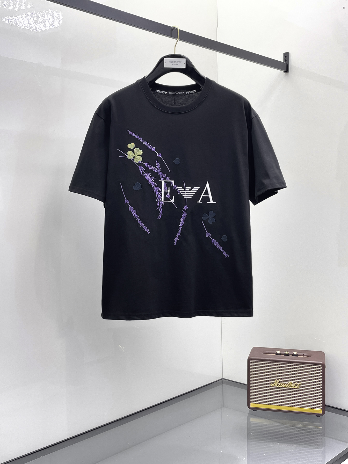 NO:521132,Armani's new short-sleeved T-shirt for summer 2025, the personalized art series exclusively launched on the entire network. The versatile details are perfectly processed and pure cotton fabric is very exquisite. Original fabric. The same high-quality and comfortable hand feels very fashionable and personalized. A super versatile and beautiful style for men and women. The same color is black and white. The number of numbers M-3XL, armani, T-shirt,tees, t-shirt,alexander wang19860909阿玛尼2025夏季新款短袖T恤,个性艺术系列全网独家首发 百搭款细节处理完美纯棉面料十分精致 原版面料 网红明星同款高版本 高品质手感非常舒服 时尚又个性 超级百搭好看的一款男女同款颜色黑、白 码数M-3XL,,armani,T-shirt,tees，t-shirt,alexander wang,Men's clothing