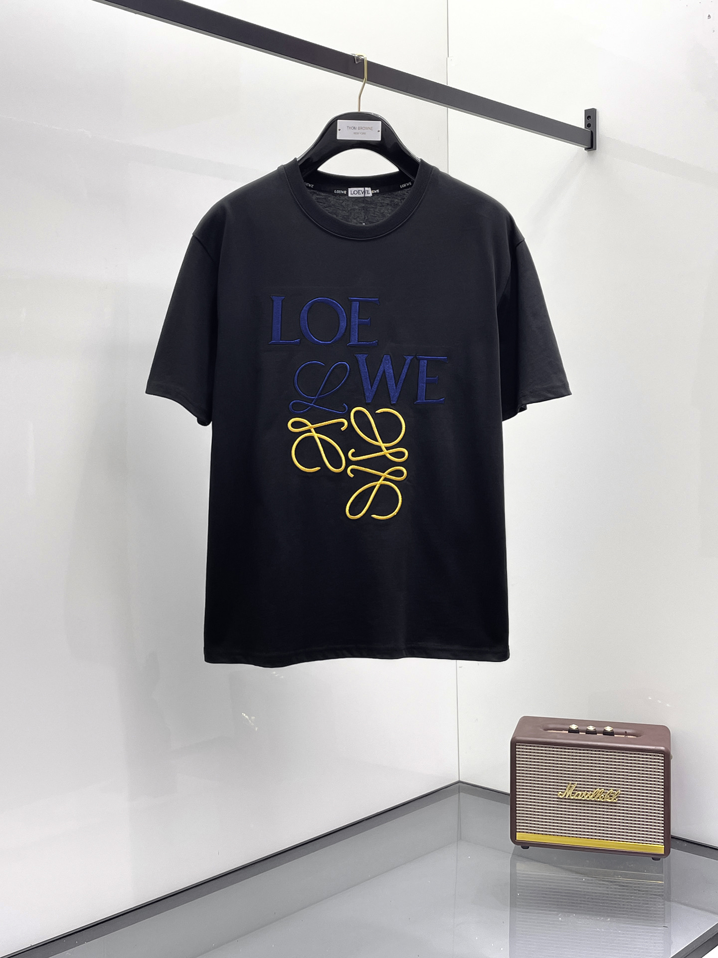 NO:521135,Luo Yiwei's new short-sleeved T-shirt in summer 2025, the personalized art series exclusively launched on the entire network. The versatile details are perfectly processed and pure cotton fabric is very exquisite. Original fabric. The same high-quality and comfortable hand feels very fashionable and personalized. A super versatile and beautiful style for men and women. The same color is black and white. The number of numbers M-3XL, loewe, T-shirt,tees, t-shirt,alexander wang19860909罗意威2025夏季新款短袖T恤,个性艺术系列全网独家首发 百搭款细节处理完美纯棉面料十分精致 原版面料 网红明星同款高版本 高品质手感非常舒服 时尚又个性 超级百搭好看的一款男女同款颜色黑、白 码数M-3XL,,loewe,T-shirt,tees，t-shirt,alexander wang,Men's clothing