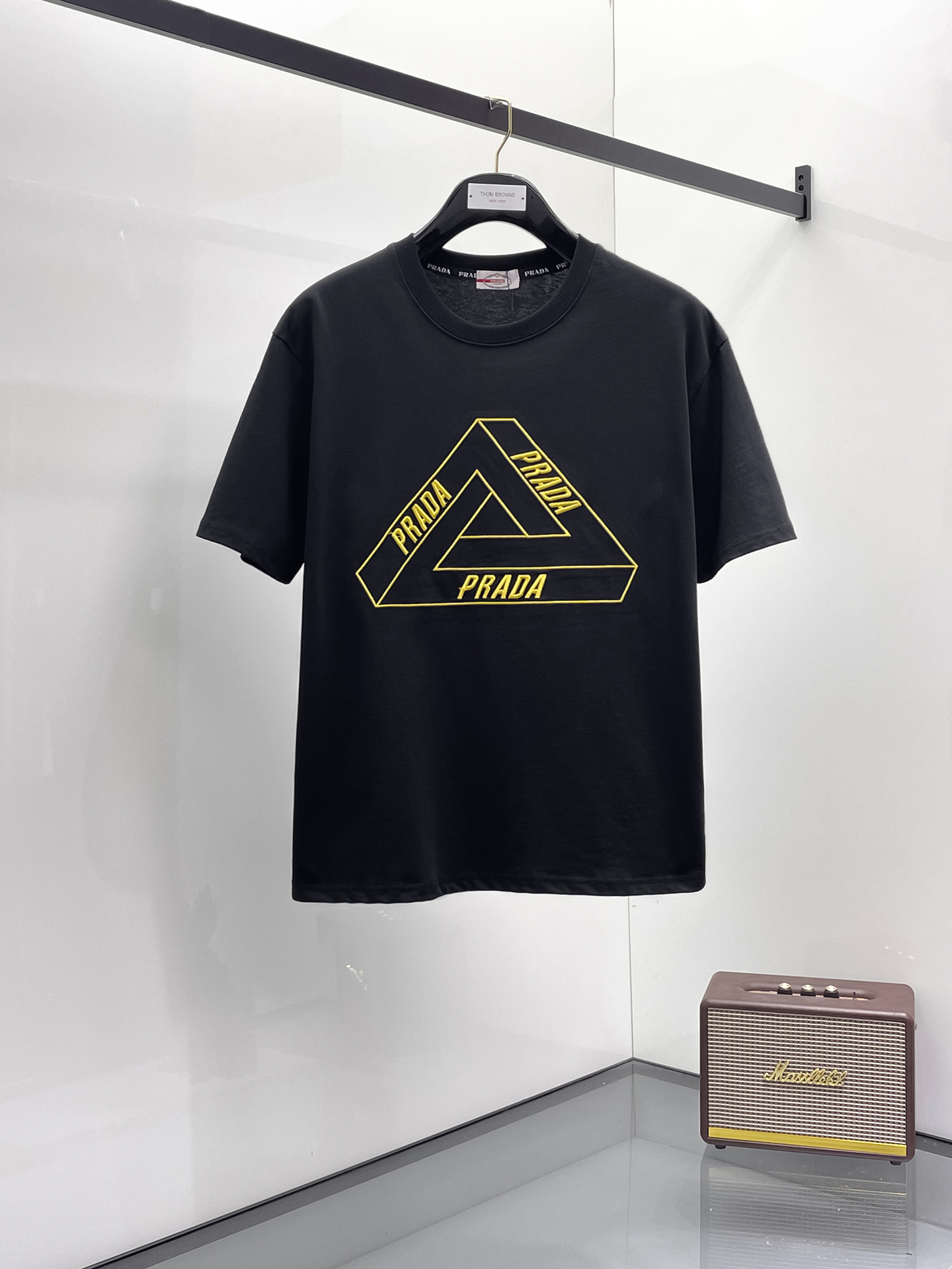 NO:521129,Prada's new short-sleeved T-shirt for summer 2025, the personalized art series exclusively launched on the entire network. The versatile details are perfectly processed and pure cotton fabric is very exquisite. Original fabric. The same high-quality and comfortable hand feels very fashionable and personalized. A super versatile and beautiful style for men and women. The same color is black and white. The number of numbers M-3XL, prada, T-shirt,tees, t-shirt,alexander wang19860909普拉达2025夏季新款短袖T恤,个性艺术系列全网独家首发 百搭款细节处理完美纯棉面料十分精致 原版面料 网红明星同款高版本 高品质手感非常舒服 时尚又个性 超级百搭好看的一款男女同款颜色黑、白 码数M-3XL,,prada,T-shirt,tees，t-shirt,alexander wang,Men's clothing