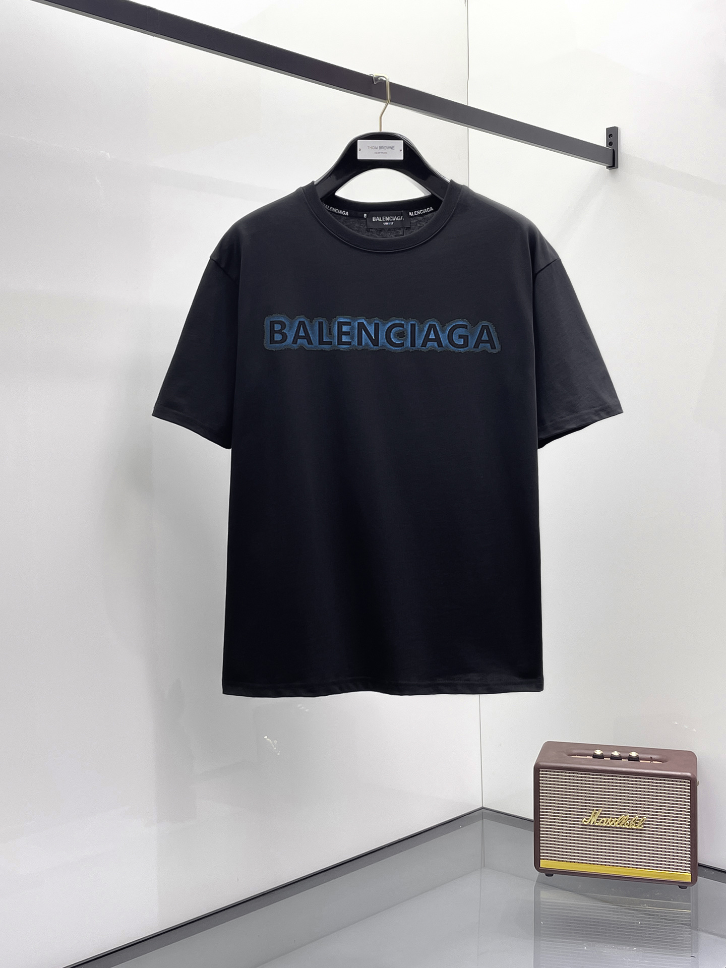 NO:521126,Balenciaga 2025 summer new short-sleeved T-shirt, the personalized art series exclusively released on the entire network. The versatile details are perfectly processed and pure cotton fabric is very exquisite. Original fabric. The same high-quality and comfortable hand feels very fashionable and personalized. A super versatile and beautiful style for men and women. The same color is black and white. M-3XL, balenciaga, T-shirt,tees, t-shirt,alexander wang19860909巴黎世家2025夏季新款短袖T恤,个性艺术系列全网独家首发 百搭款细节处理完美纯棉面料十分精致 原版面料 网红明星同款高版本 高品质手感非常舒服 时尚又个性 超级百搭好看的一款男女同款颜色黑、白 码数M-3XL,,balenciaga,T-shirt,tees，t-shirt,alexander wang,Men's clothing