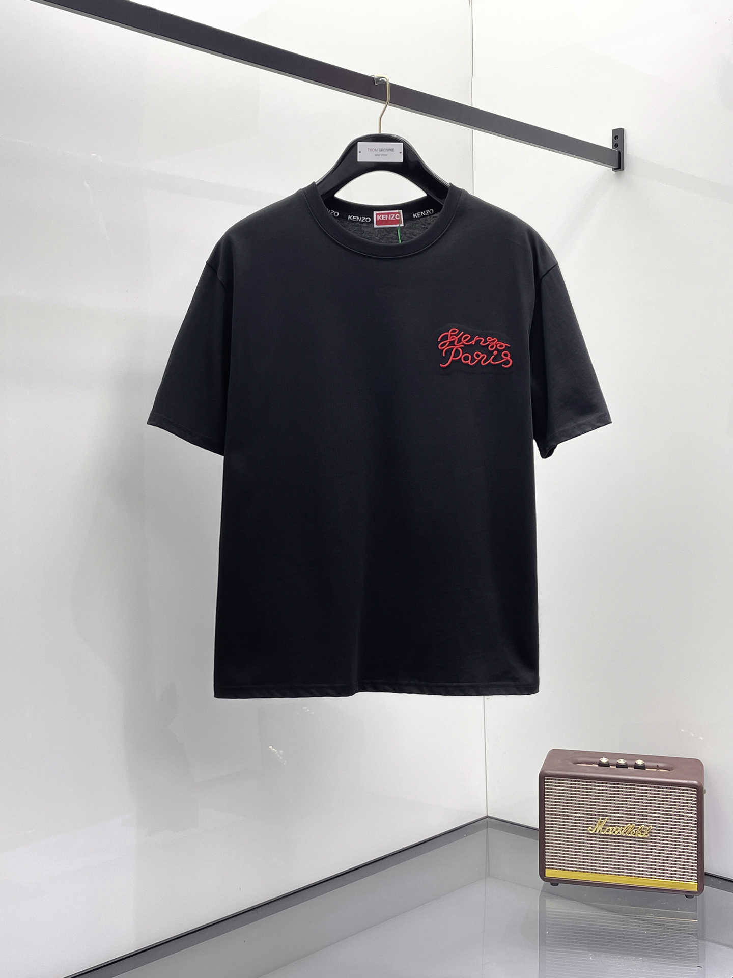 NO:521144,Kenzo2025 summer new short-sleeved T-shirt, the personalized art series exclusively released on the entire network. The versatile details are perfectly processed and pure cotton fabric is very exquisite. Original fabric. The same high-quality and comfortable hand feels very fashionable and personalized. A super versatile and beautiful style for men and women. The same color is black and white. The number of numbers M-3XL, T-shirt,tees, t-shirt,alexander wang19860909kenzo2025夏季新款短袖T恤,个性艺术系列全网独家首发 百搭款细节处理完美纯棉面料十分精致 原版面料 网红明星同款高版本 高品质手感非常舒服 时尚又个性 超级百搭好看的一款男女同款颜色黑、白 码数M-3XL,,T-shirt,tees，t-shirt,alexander wang,Men's clothing