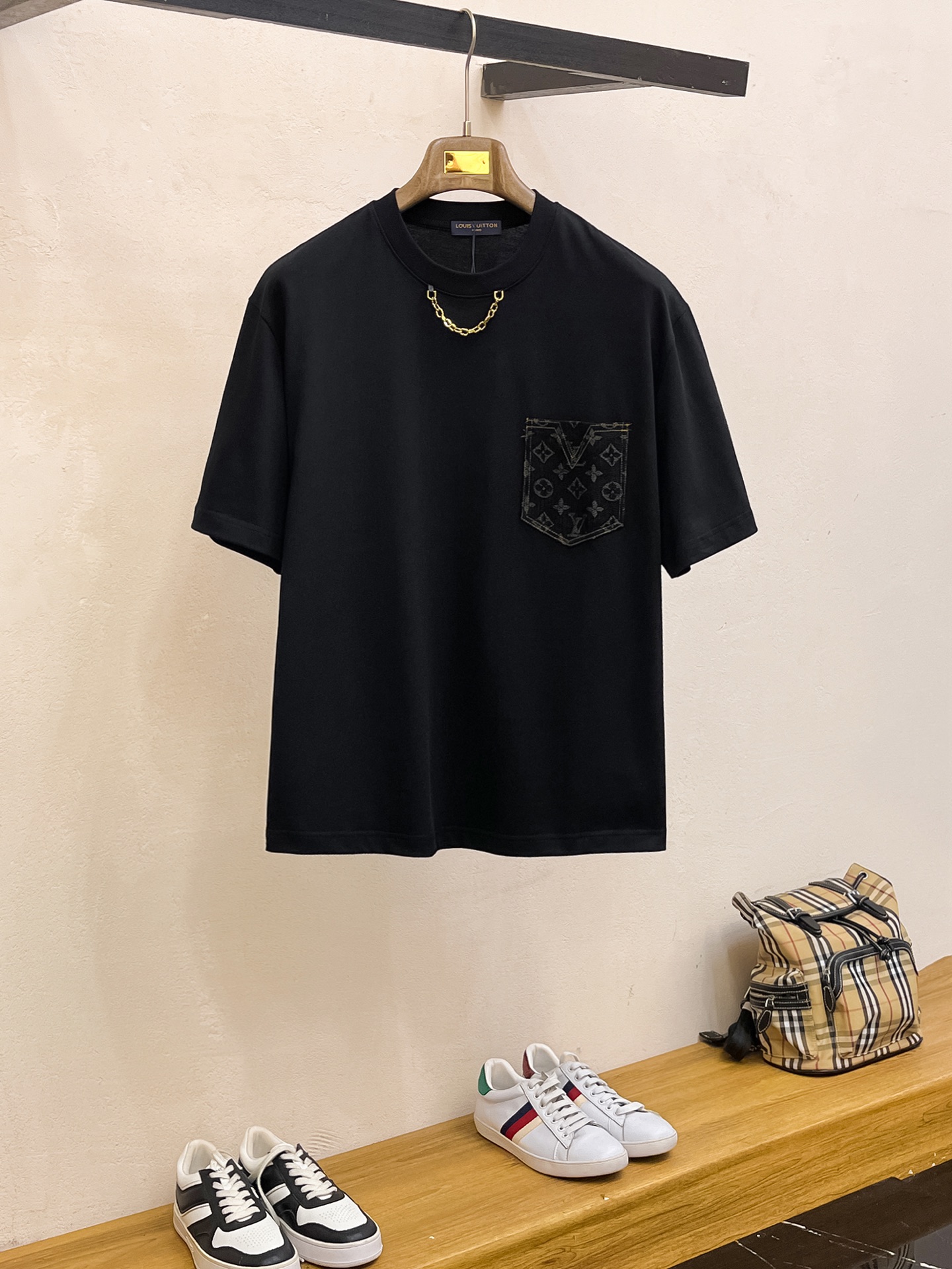 NO:473858,The latest fabric of ssLV pure cotton!  Classic logo pattern logo stylish simple trendy short sleeves, the top quality counter original single short sleeves, the top-level production process imported fabric, the unique design of the counter model, using imported high-end customized fabrics. The official website is on sale!  Excellent fabric style, size M-3XL, louis vuitton, T-shirt, alexander wang19860909ssLV纯棉最新面料！经典标识图案logo时尚简约潮流短袖,最顶级的品质专柜原单短袖,顶级制作工艺进口面料,专柜款独特设计,采用进口高端订制面料.官网在售！面料版型超赞 码数M-3XL,,louis vuitton,T-shirt,alexander wang,Men's clothing