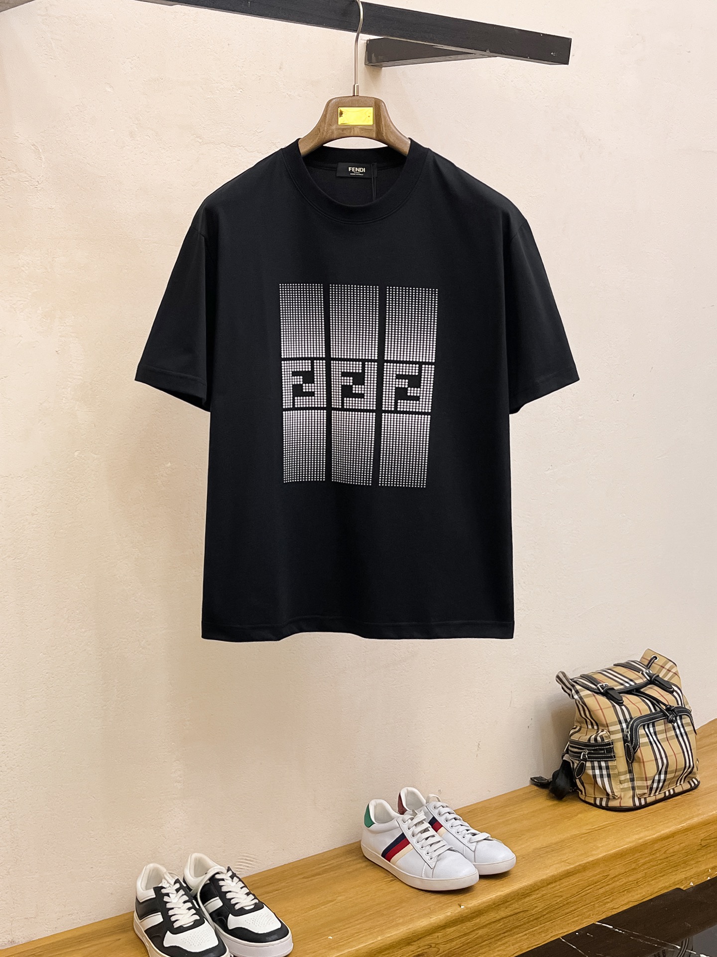 NO:473864,Ss Fendi pure cotton latest fabric!  Classic logo pattern logo stylish simple trendy short sleeves, the top quality counter original single short sleeves, the top-level production process imported fabric, the unique design of the counter model, using imported high-end customized fabrics. The official website is on sale!  Excellent fabric fit M-3XL, fendi, T-shirt, alexander wang19860909ss芬迪纯棉最新面料！经典标识图案logo时尚简约潮流短袖,最顶级的品质专柜原单短袖,顶级制作工艺进口面料,专柜款独特设计,采用进口高端订制面料.官网在售！面料版型超赞 码数M-3XL,,fendi,T-shirt,alexander wang,Men's clothing