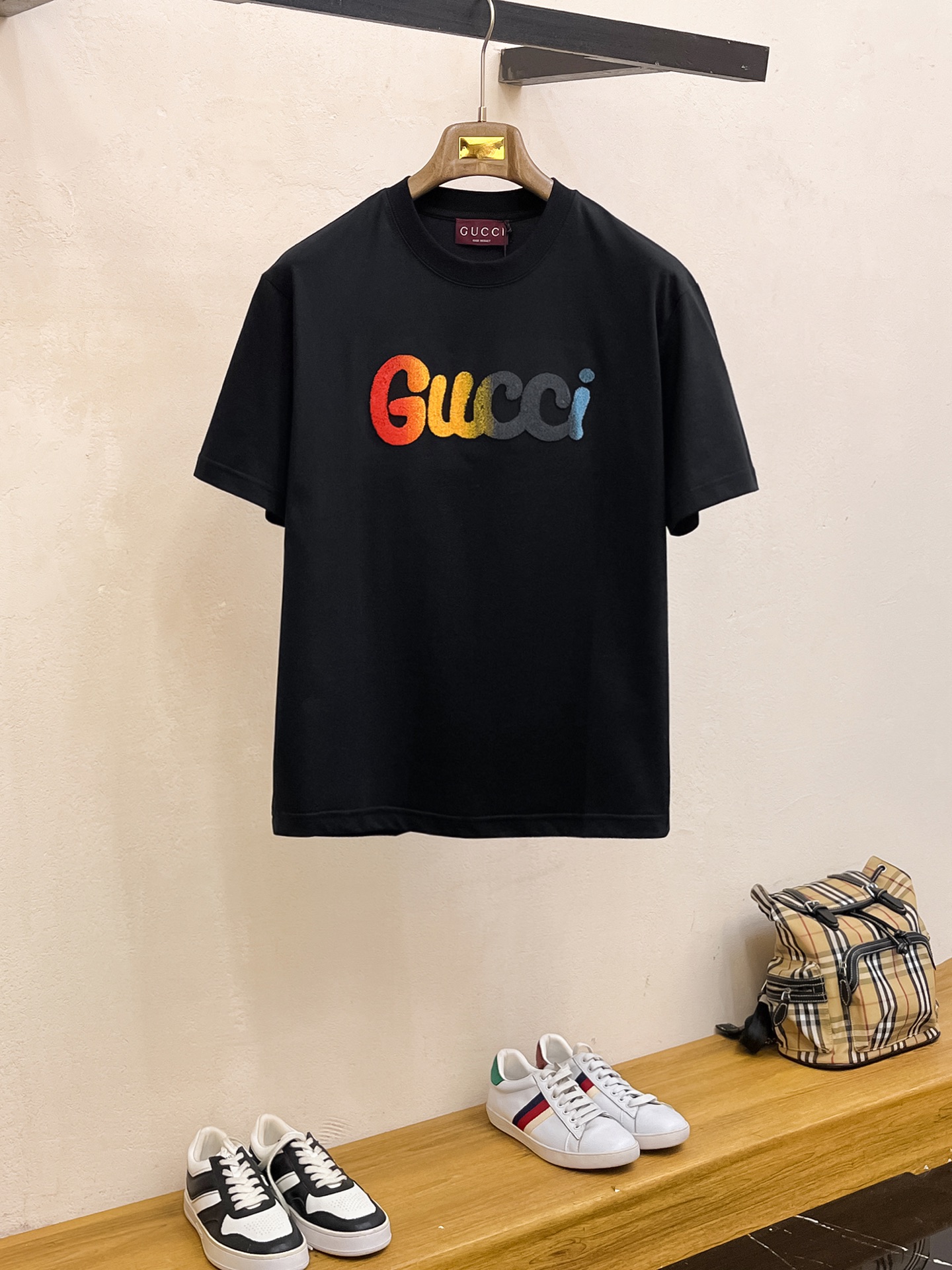 NO:473870,The latest fabric of ss Gucci pure cotton!  Classic logo pattern logo stylish simple trendy short sleeves, the top quality counter original single short sleeves, the top-level production process imported fabric, the unique design of the counter model, using imported high-end customized fabrics. The official website is on sale!  Excellent fabric style, size M-3XL, gucci, T-shirt, alexander wang19860909ss古驰纯棉最新面料！经典标识图案logo时尚简约潮流短袖,最顶级的品质专柜原单短袖,顶级制作工艺进口面料,专柜款独特设计,采用进口高端订制面料.官网在售！面料版型超赞 码数M-3XL,,gucci,T-shirt,alexander wang,Men's clothing